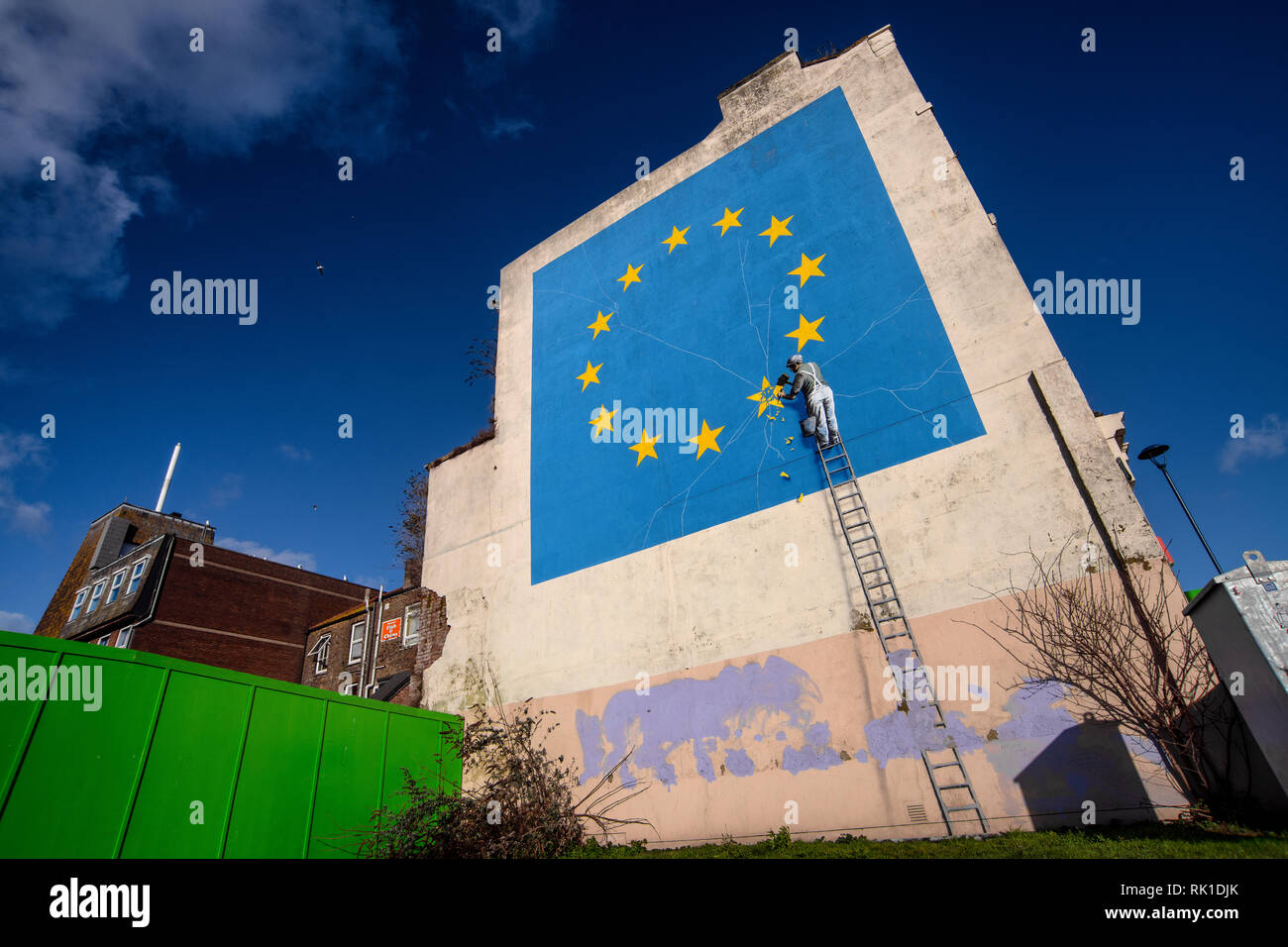 Ein wandbild von Graffiti Künstler Banksy, ein Arbeiter entfernt Meißeln ein Stern, der die UK auf der Flagge der EU im folgenden Brexit in Dover, Kent, Großbritannien. Stockfoto