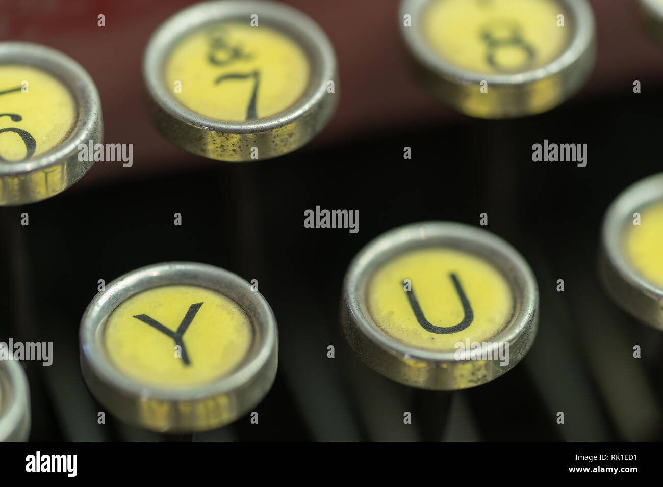 Eine Nahaufnahme der Y- und U-Tasten eines antiken Schreibmaschine. Stockfoto