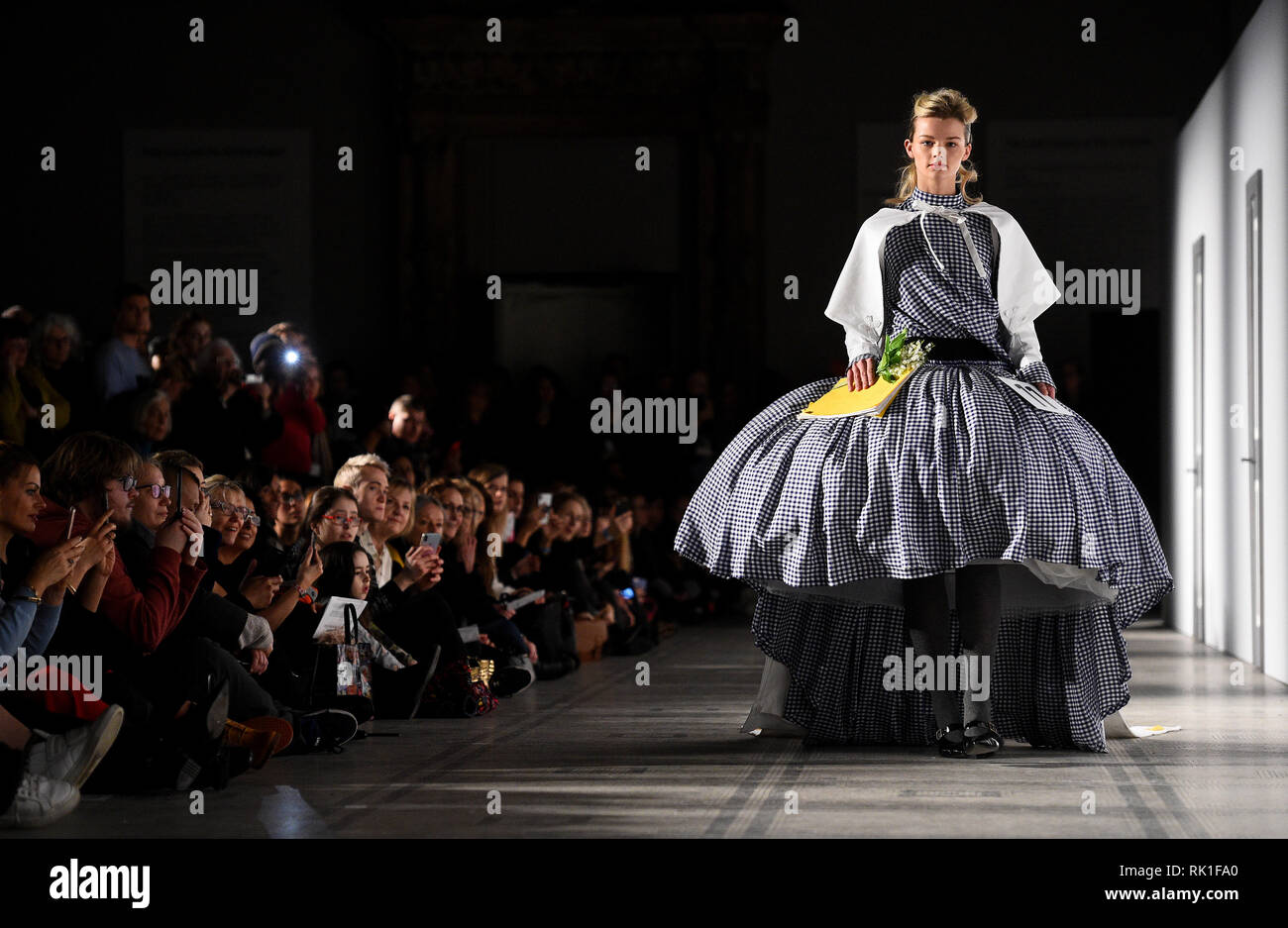 Ein Modell, während ein Foto für Mode Presentation Mode in Bewegung: von Christian Dior im V&A, Victoria und Albert Museum, South Kensington, London inspiriert. Stockfoto