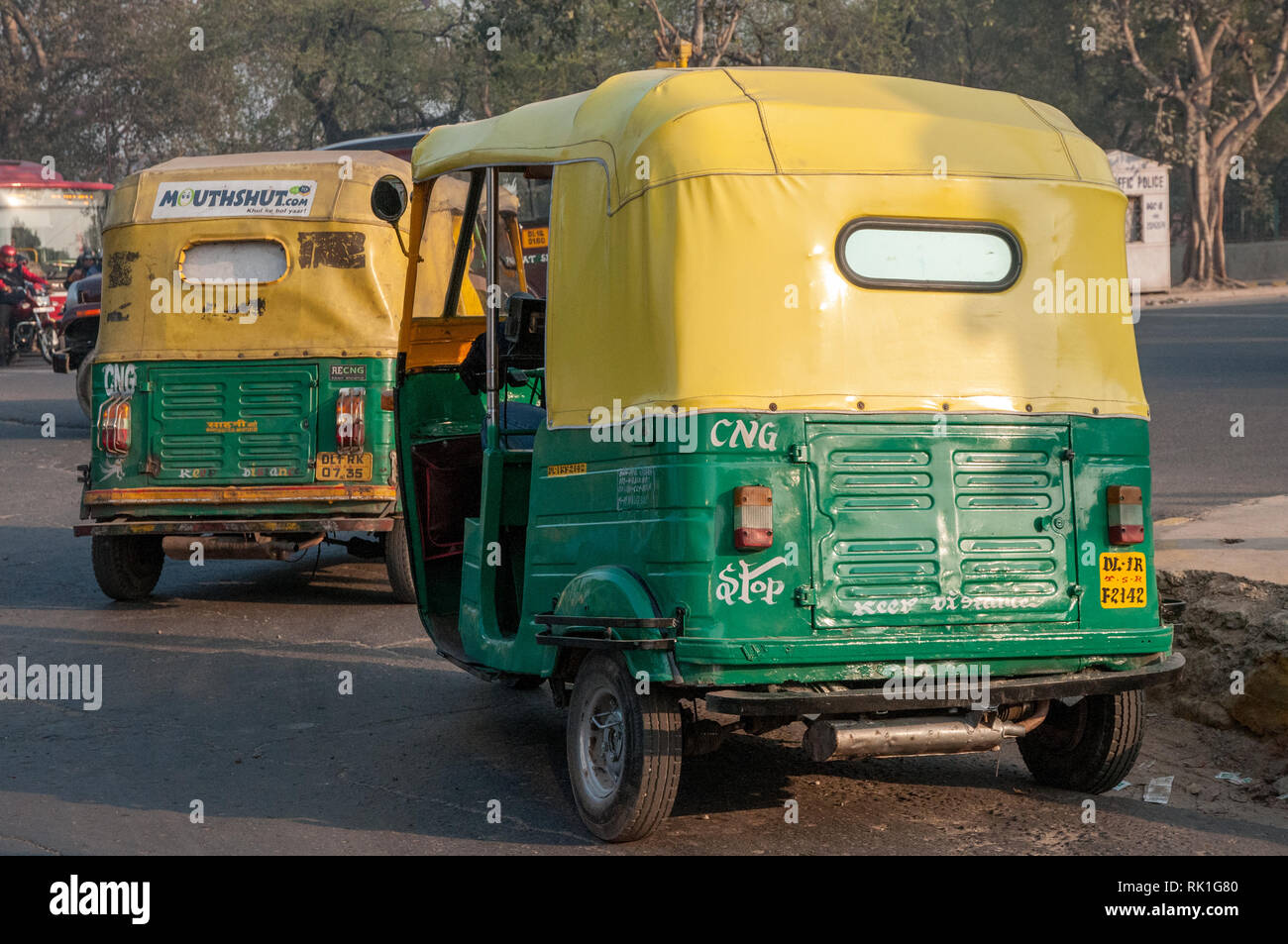 Traditionelle tuktuks in Neu Delhi. Die grünen und gelben tuktuks sind ikonisch für Dehli. Stockfoto