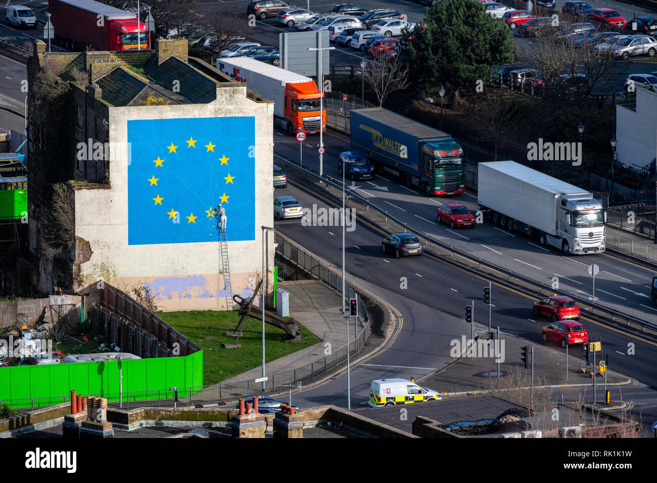 Ein wandbild von Graffiti Künstler Banksy, ein Arbeiter entfernt Meißeln ein Stern, der die UK auf der Flagge der EU im folgenden Brexit in Dover, Kent, Großbritannien. Stockfoto