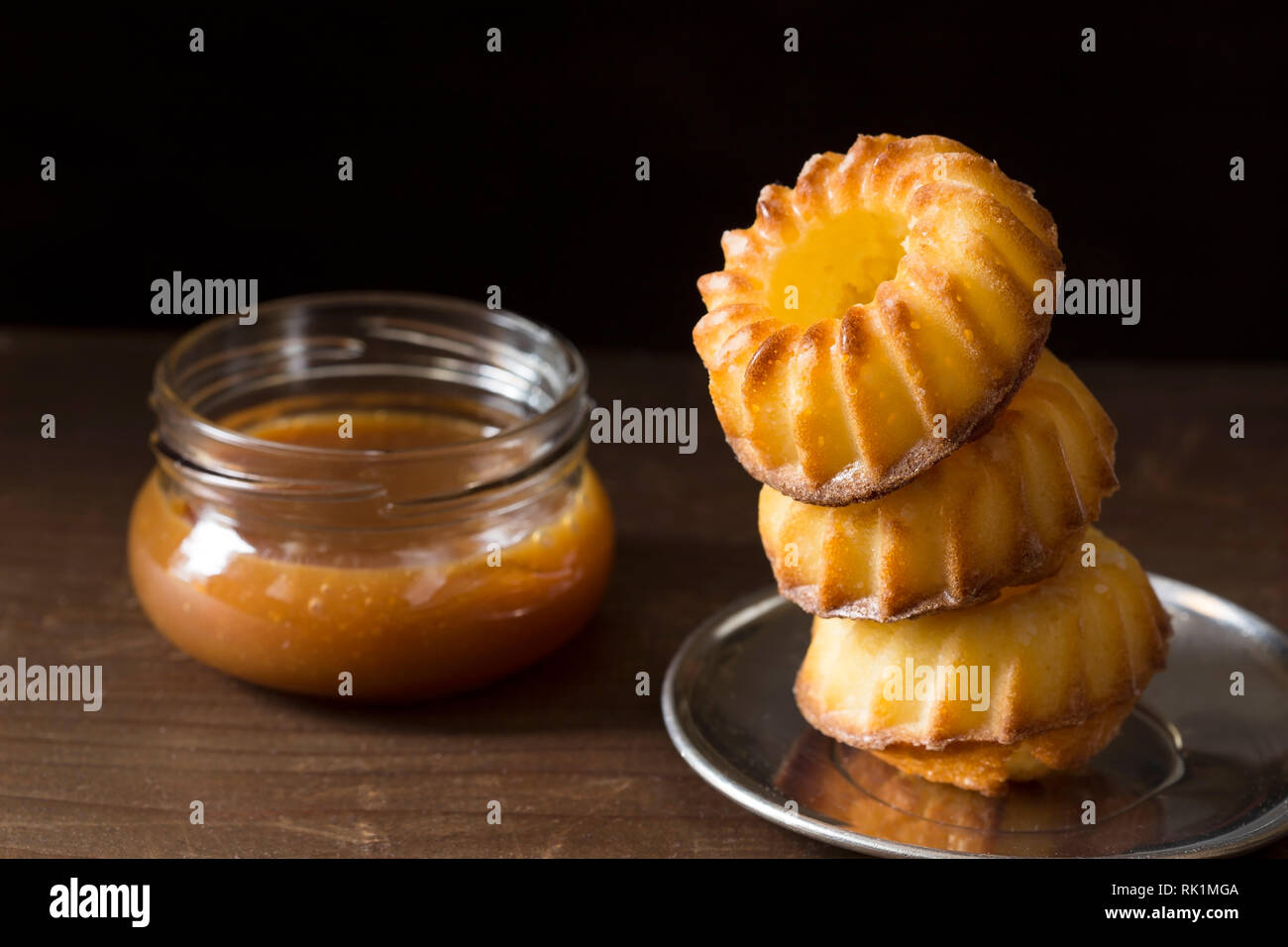 Schwamm Kuchen mit dem Karamell Sahne in einem kleinen Glas Stockfoto