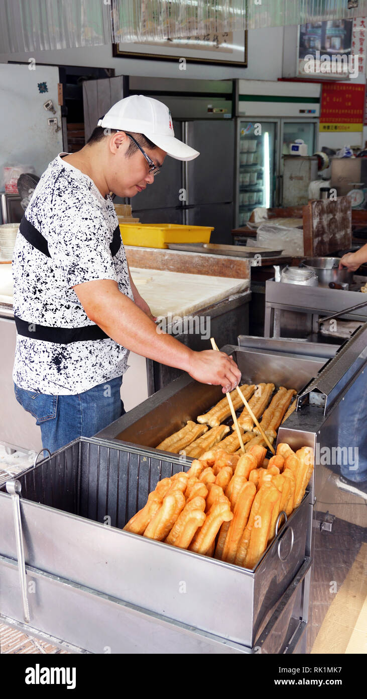 Kaohsiung, Taiwan - Dez. 5,2018 - Kochen frisch gebratenes Brot Sticks zu beliebten Restaurant. Stockfoto