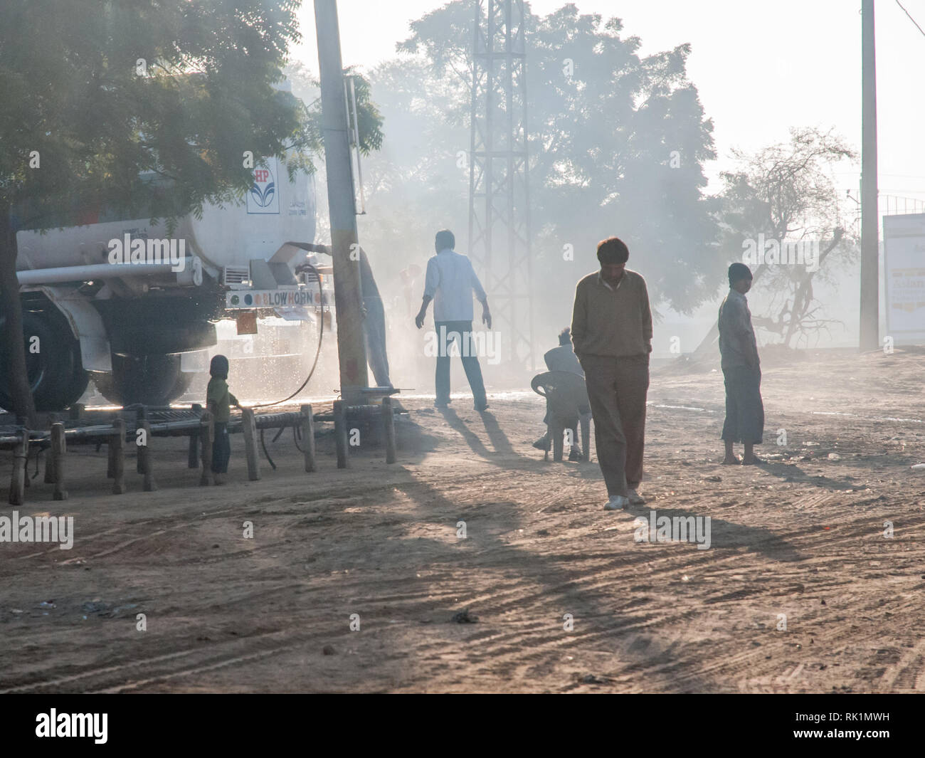 Szene aus dem täglichen Leben in einem Dorf in der Landschaft von Rajasthan, Indien Stockfoto