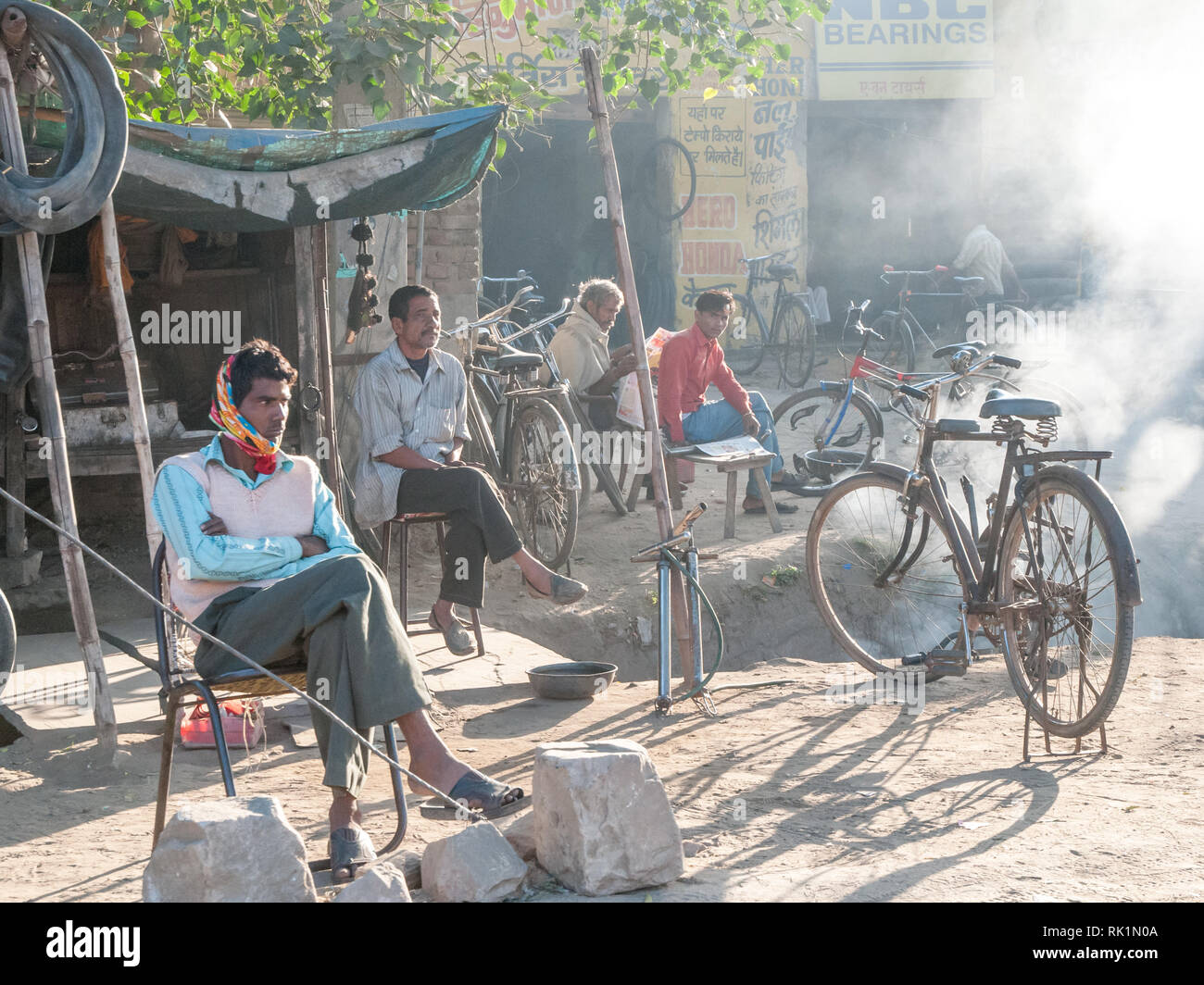 Szene aus dem täglichen Leben in einem Dorf in der Landschaft von Rajasthan, Indien Stockfoto