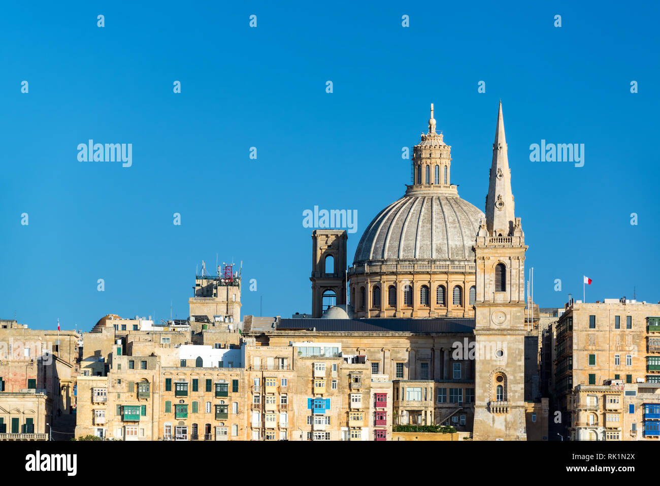 Stadtbild von Valletta, Malta mit der Kuppel der Basilika Unserer Lieben Frau auf dem Berg Karmel Stockfoto