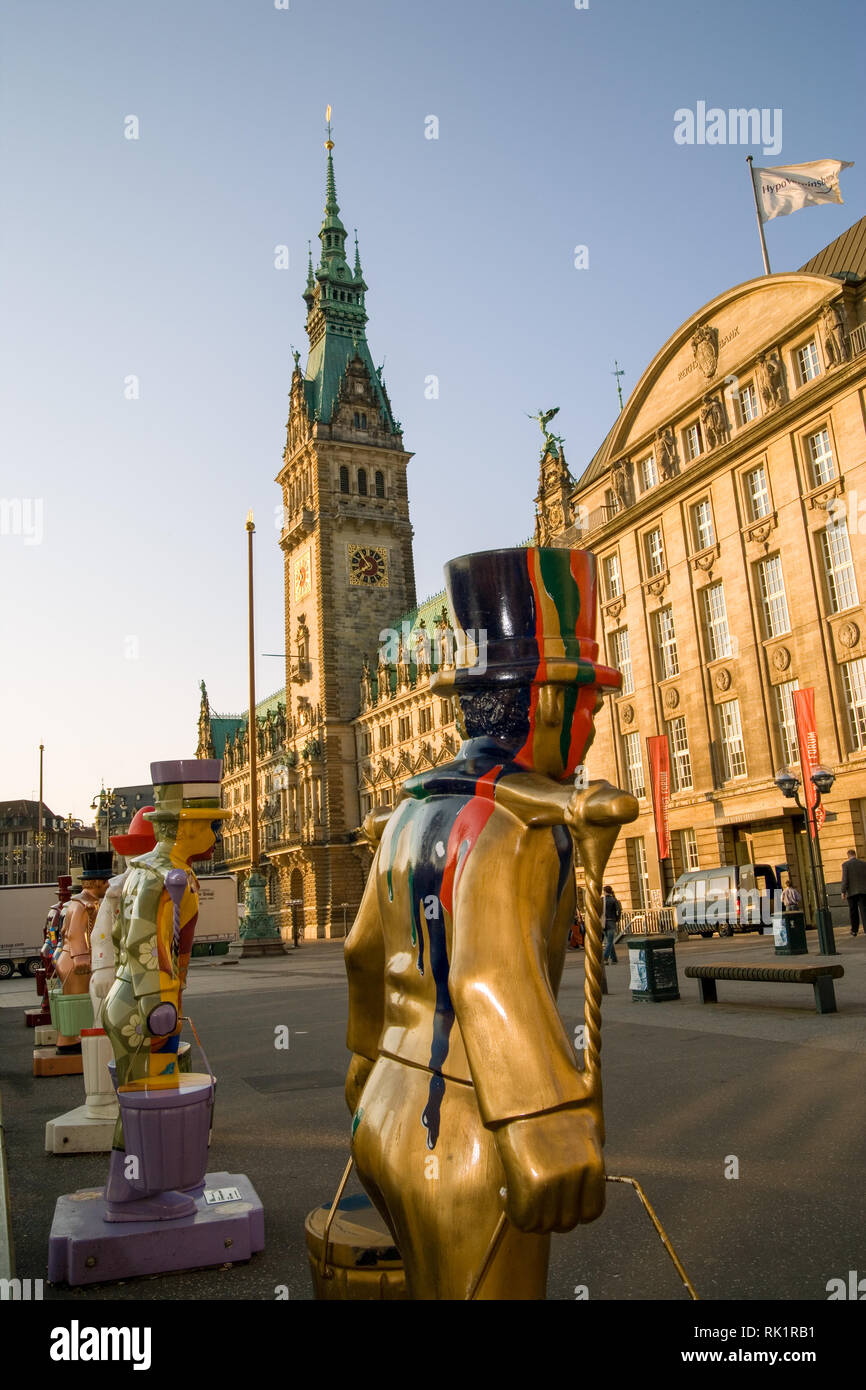 Hamburg, Deutschland; Blick auf das Rathaus (Town Hall) mit Statuen der Stadt Maskottchen, Hans Hummel. Stockfoto