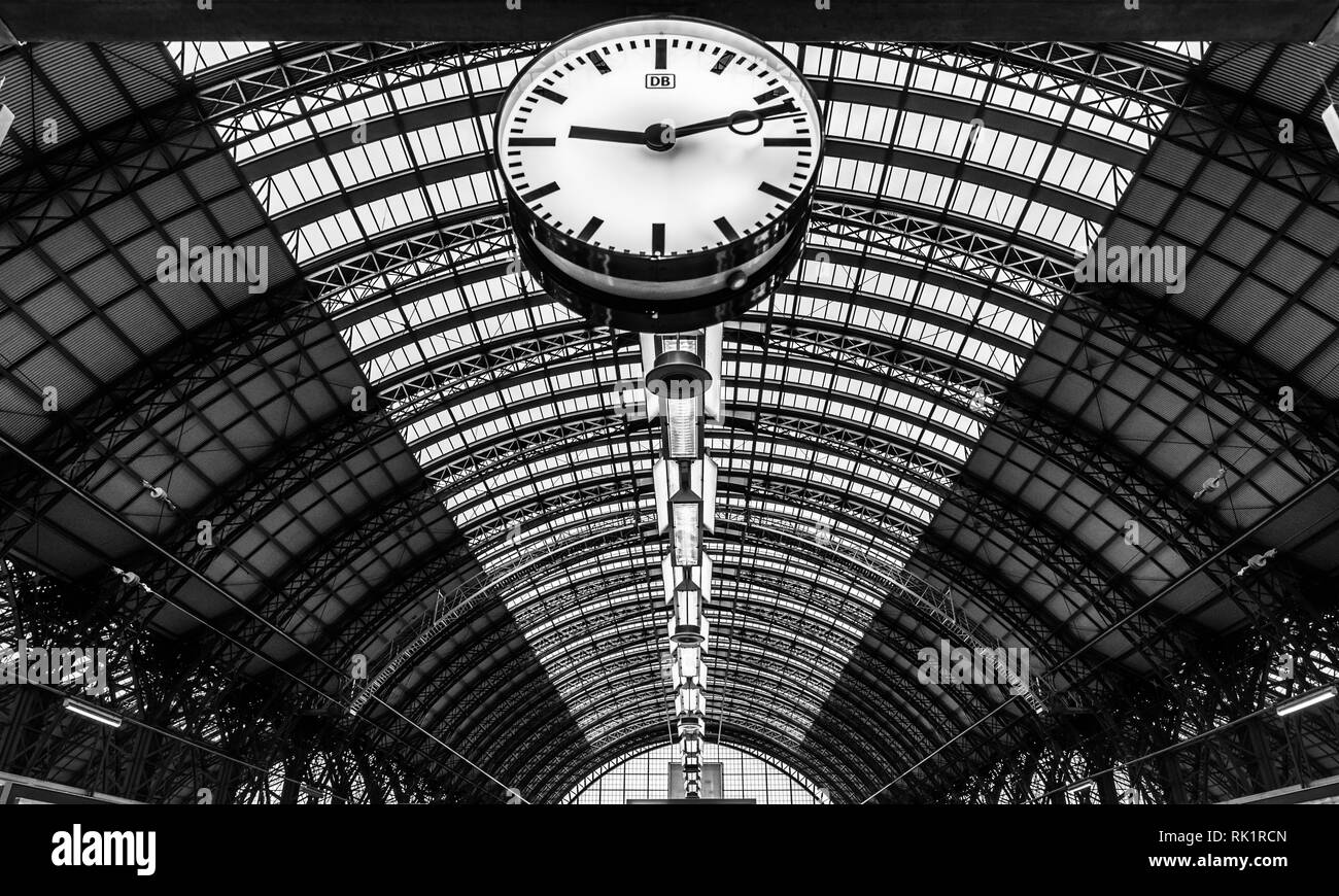 Frankfurt am Main, Hessen / Deutschland - 07. 23. 2018: Uhr hängen am Haupt Bahnhof (Hauptbahnhof) Stockfoto