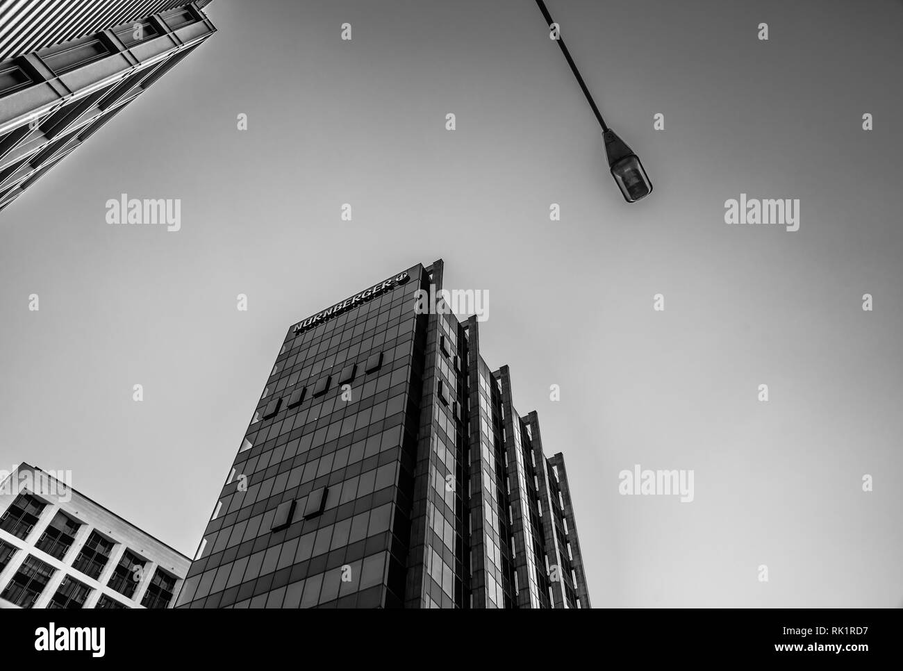 Abstrakte Sicht eines City Light und Wolkenkratzer in Frankfurt Innenstadt, Geschäftsviertel Stockfoto