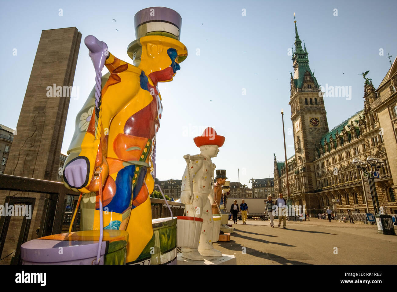 Hamburg, Deutschland; Blick auf das Rathaus (Town Hall) mit Statuen der Stadt Maskottchen, Hans Hummel. Stockfoto