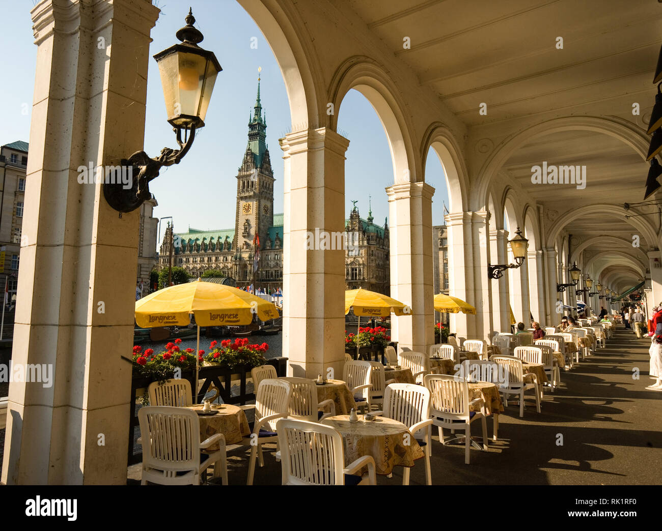 Hamburg, Deutschland; Blick auf das Rathaus (Town Hall) von der Alster Arcade Stockfoto