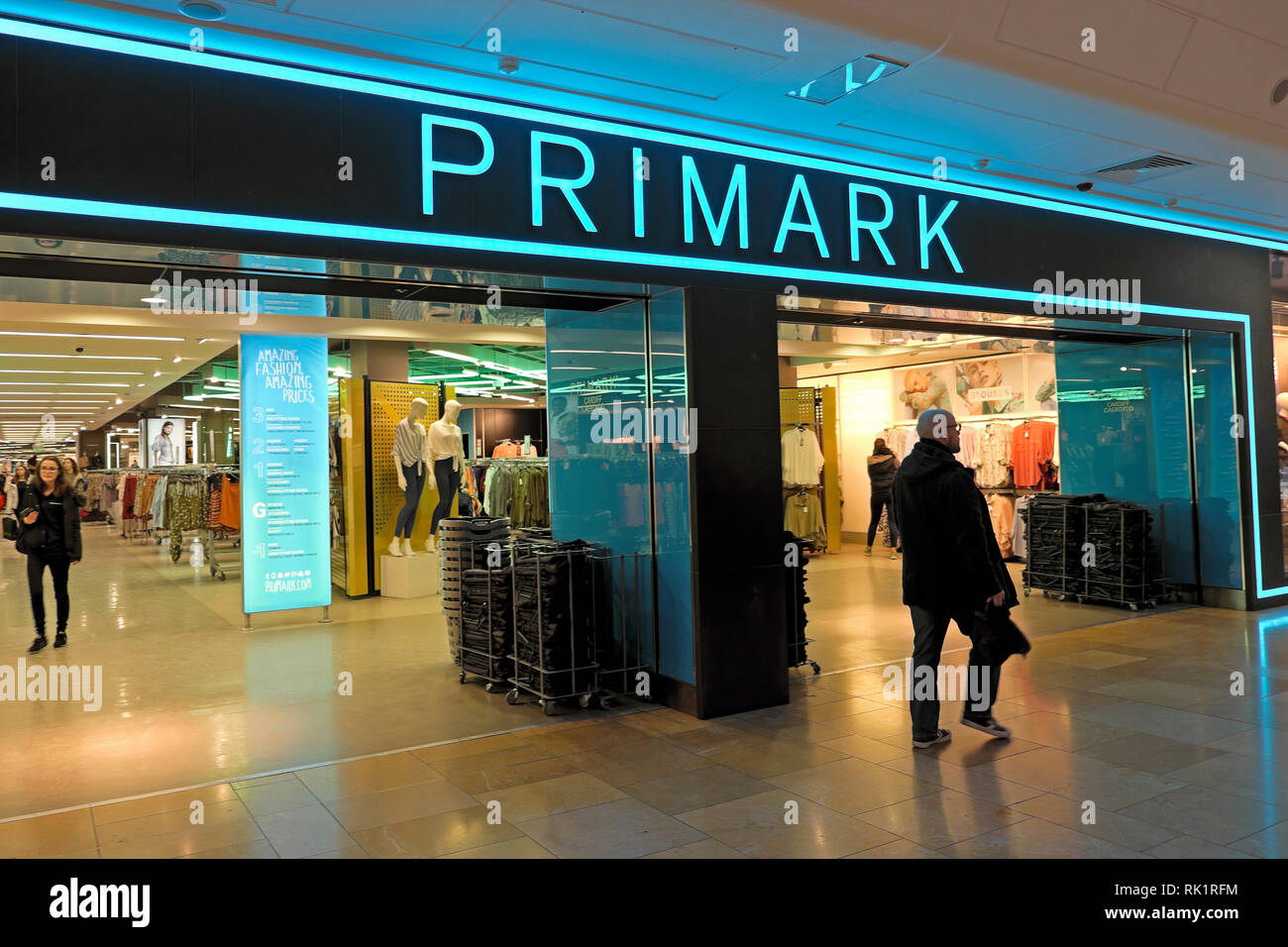 Primark store Leuchtreklame Innenansicht in Mall Shopping Centre Cardiff City Centre, Cardiff Wales UK KATHY DEWITT Stockfoto