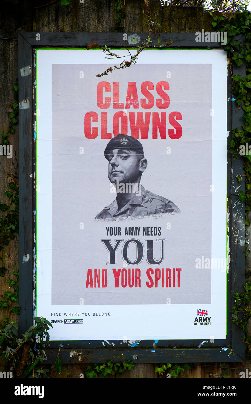 Britische Armee Rekrutierung poster' Klasse Clowns ihre Armee braucht Sie und Ihr Geist' auf dem Display an der Cardiff University Campus Wales UK KATHY DEWITT Stockfoto