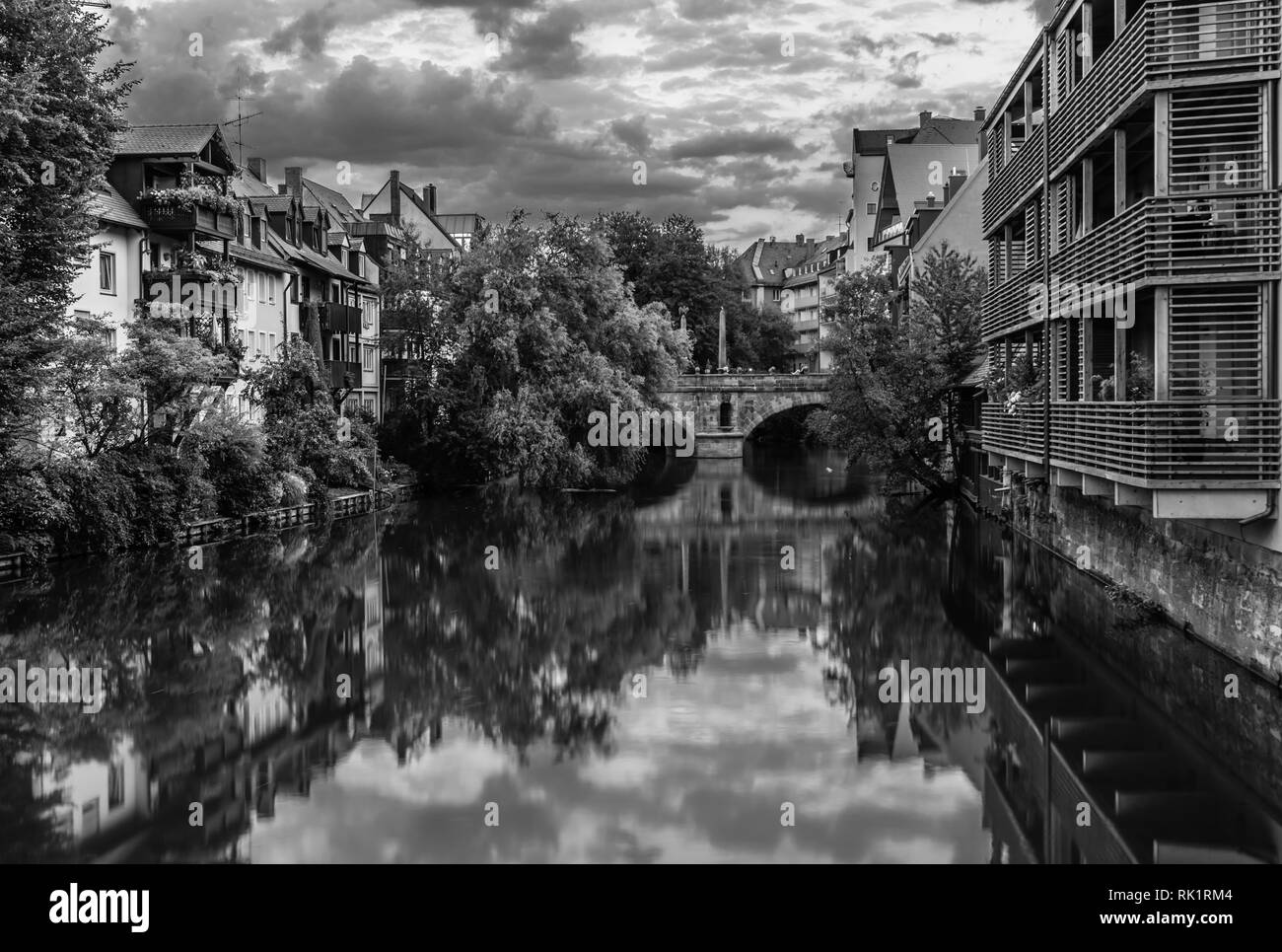 Neurenberg, Bayern/Deutschland - 07. 26. 2018: Touristen, die Altstadt, im Wasser spiegelt Stockfoto