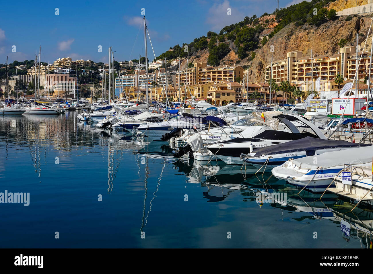 Boote, Yachten und teure Wohnung Gebäude, Greenwich Marina, Mascarat, Calpe, Spanien Stockfoto