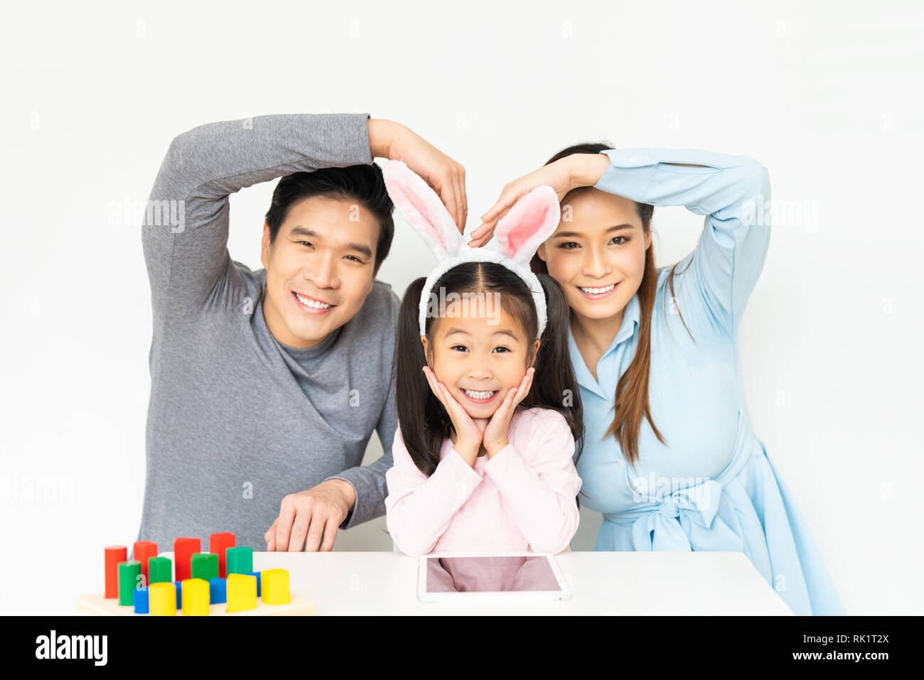 Jungen schönen asiatischen Familie, die Eltern und die kleinen Mädchen tun Lustige stellen und gemeinsam zu Hause lächelnd. Glückliche Familie Liebe Konzept Stockfoto