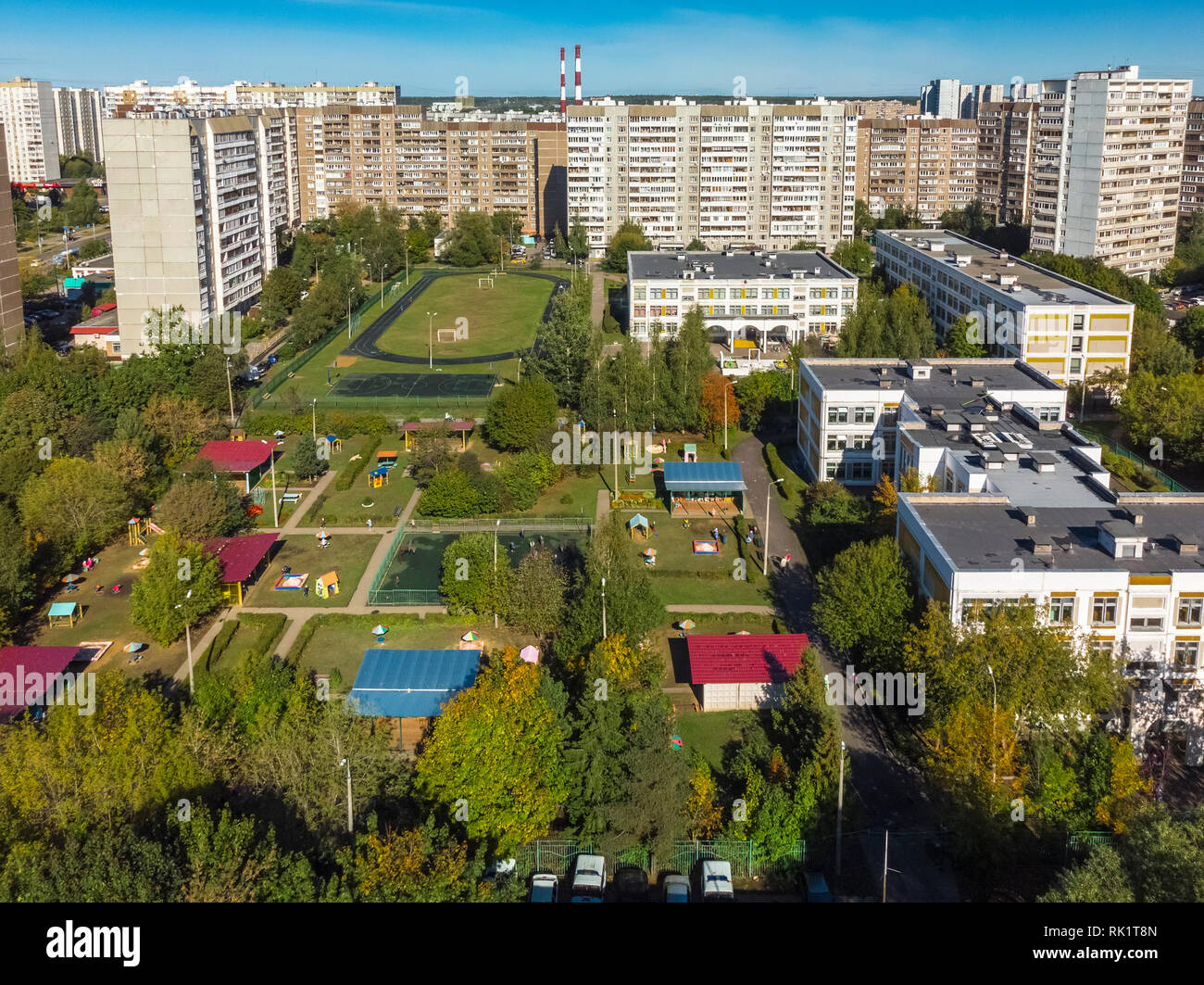 Schlafbereich mit Wohnbauten, Fußballplatz und Kinderspielplätze in Moskau, Russland Stockfoto
