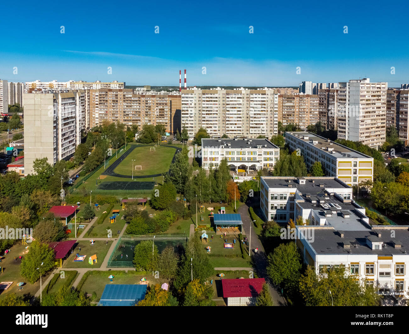 Schlafbereich mit Wohnbauten, Fußballplatz und Kinderspielplätze in Moskau, Russland Stockfoto