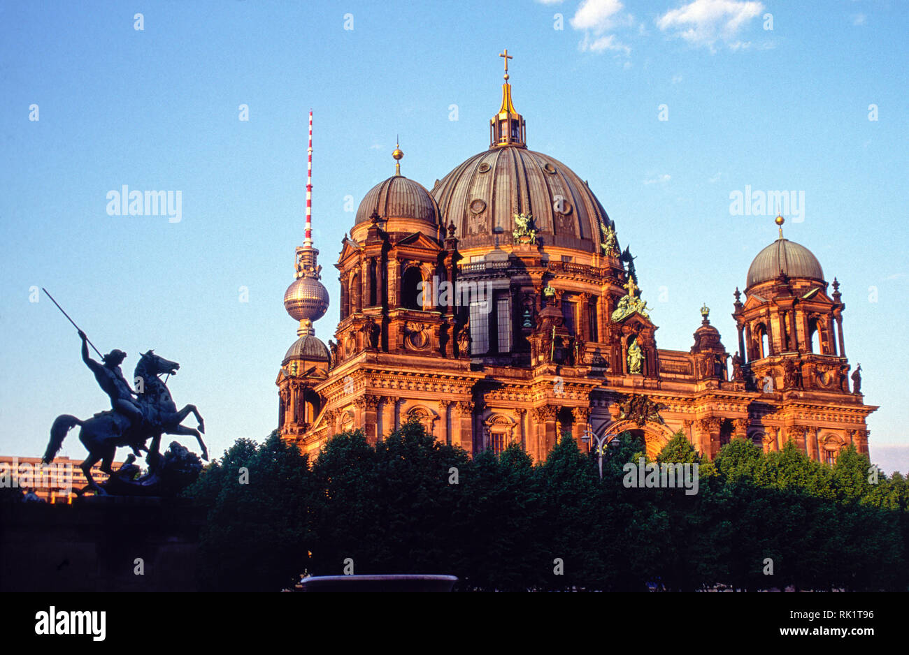 Berlin, Deutschland; Der Berliner Dom (Berliner Dom) wurde zwischen 1895 und 1905 gebaut. Der Berliner Fernsehturm (Fernsehturm) ist im Hintergrund. Stockfoto