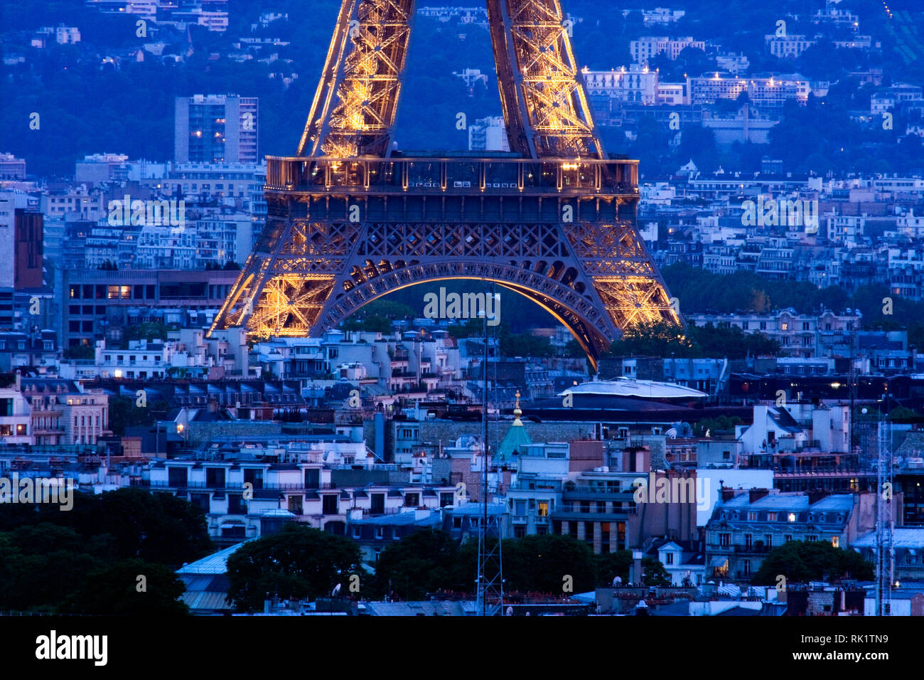 Paris, Frankreich; Eiffelturm bei Dämmerung Stockfoto