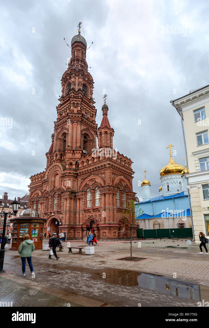 Kazan, Russland - 10. Juni 2018: Glockenturm der Kathedrale Epiphanie am Bauman Street Stockfoto
