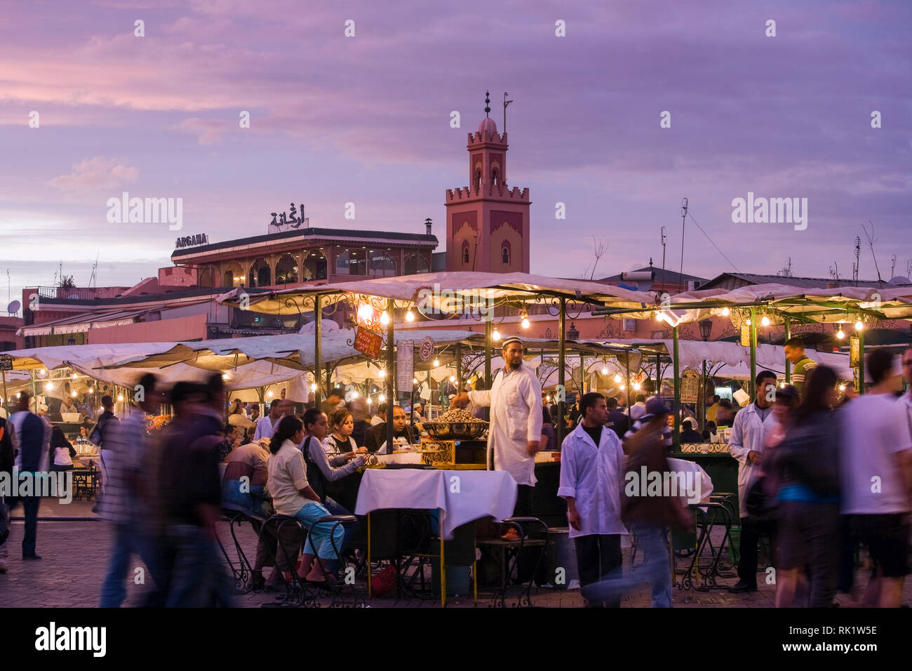 Marrakesch, Marokko; Blick auf die Djemaa el Fna bei Sonnenuntergang. Stockfoto