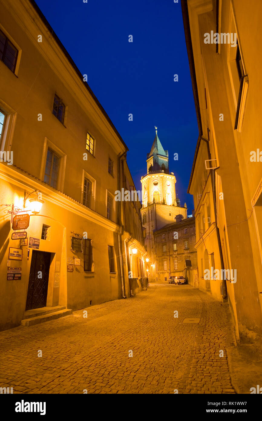 Lublin, Polen; Ul. Jezuicka und Turm der Kathedrale in der Abenddämmerung. Stockfoto