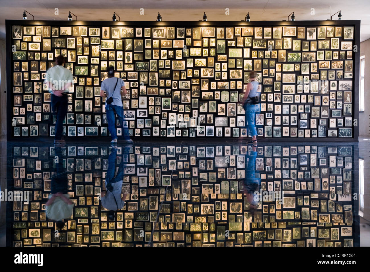 Oswiecim, Polen; memorial Anzeige der Familie Fotos der Opfer, Auschwitz-Birkenau. Stockfoto