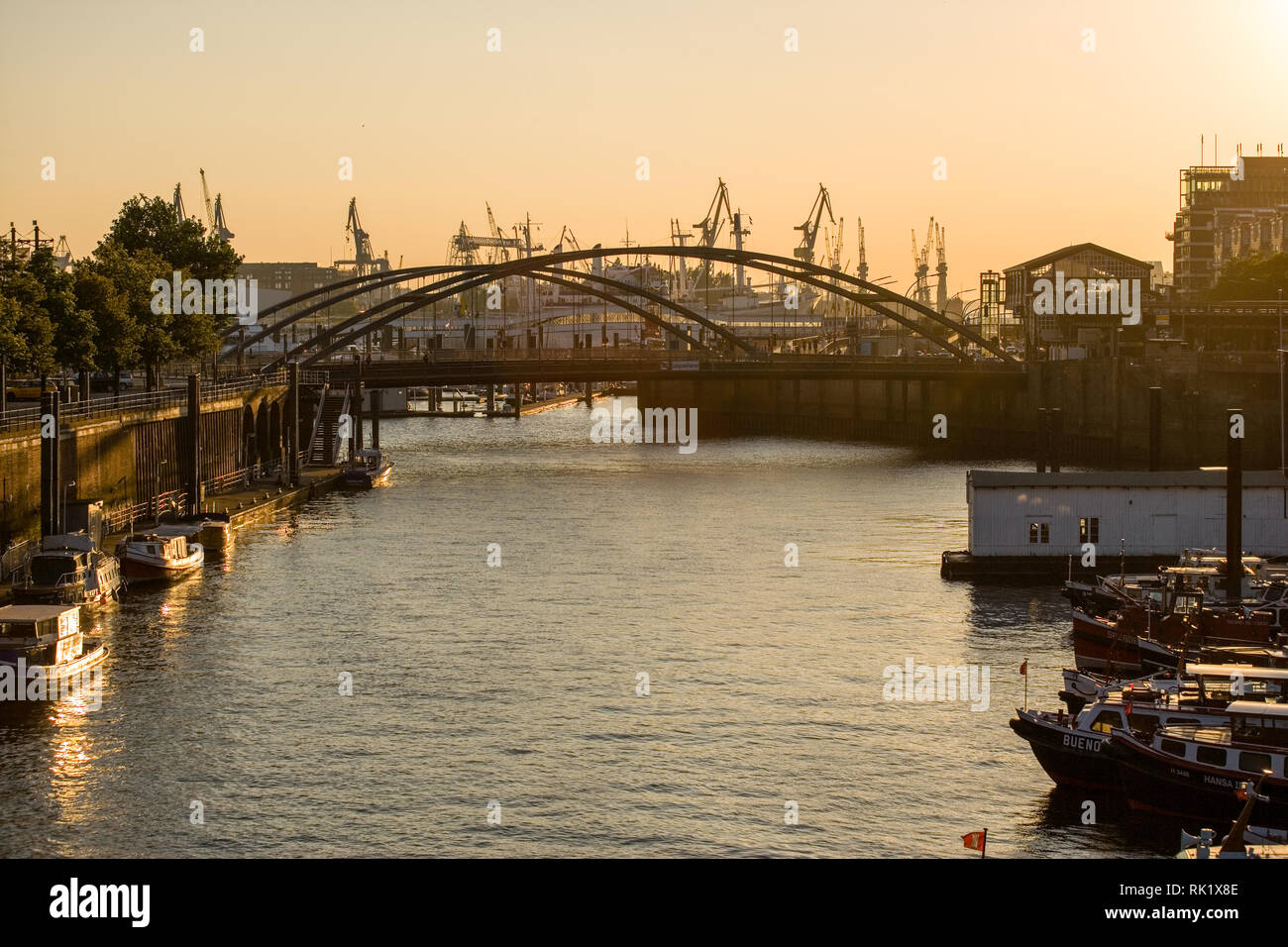 Hamburg, Deutschland; Blick auf den Kanal mit dem Hafen im Hintergrund Stockfoto