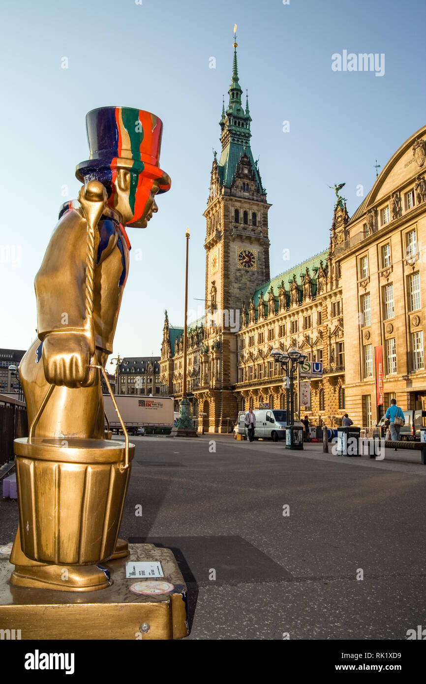 Hamburg, Deutschland; Blick auf das Rathaus (Town Hall) mit Statuen der Stadt Maskottchen, Hans Hummel. Stockfoto