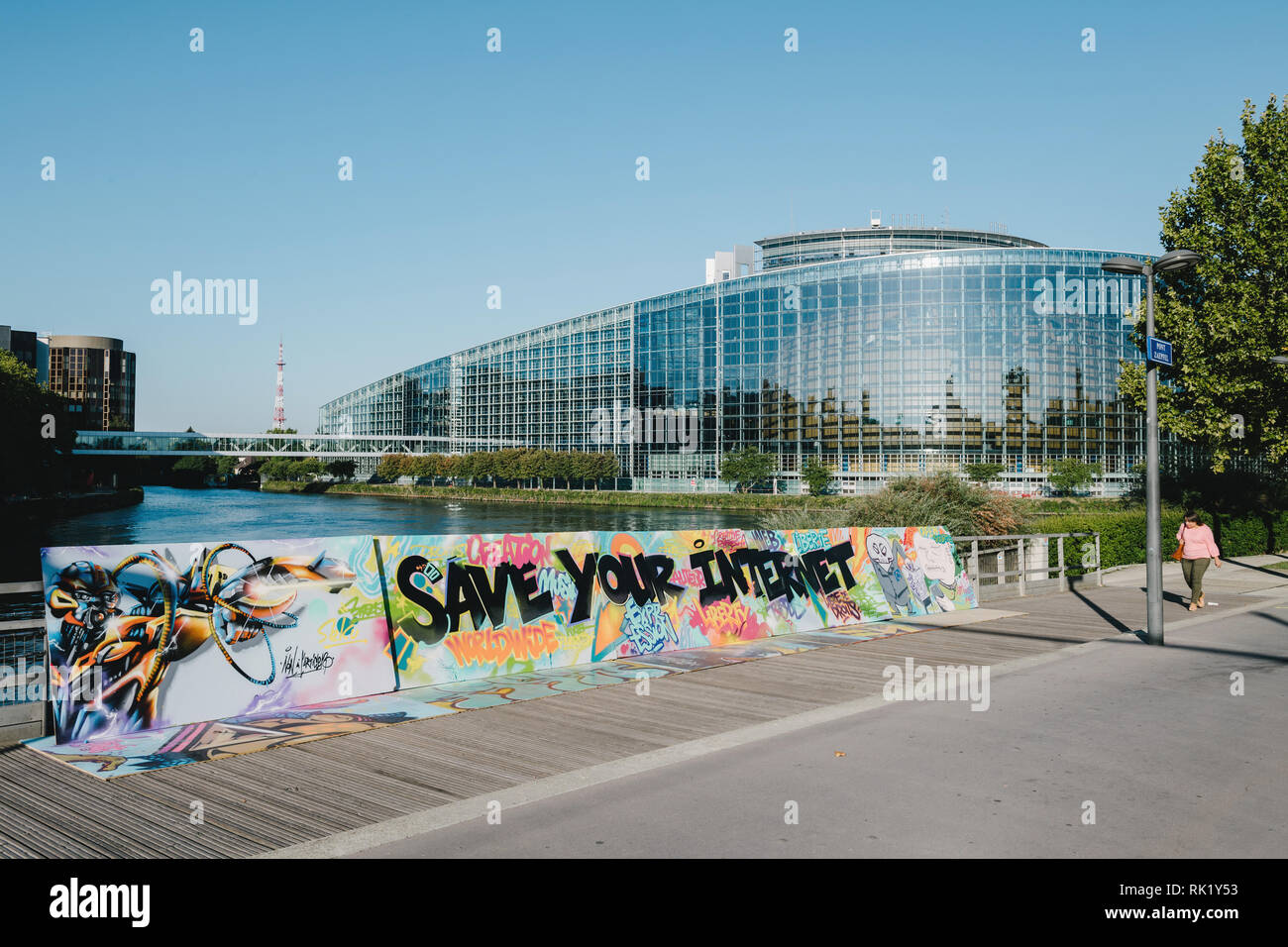 Straßburg, Frankreich - 12.September 2018: großer Protest banner Speichern Sie Ihre Internet mit dem Europäischen Parlament im Hintergrund Stockfoto