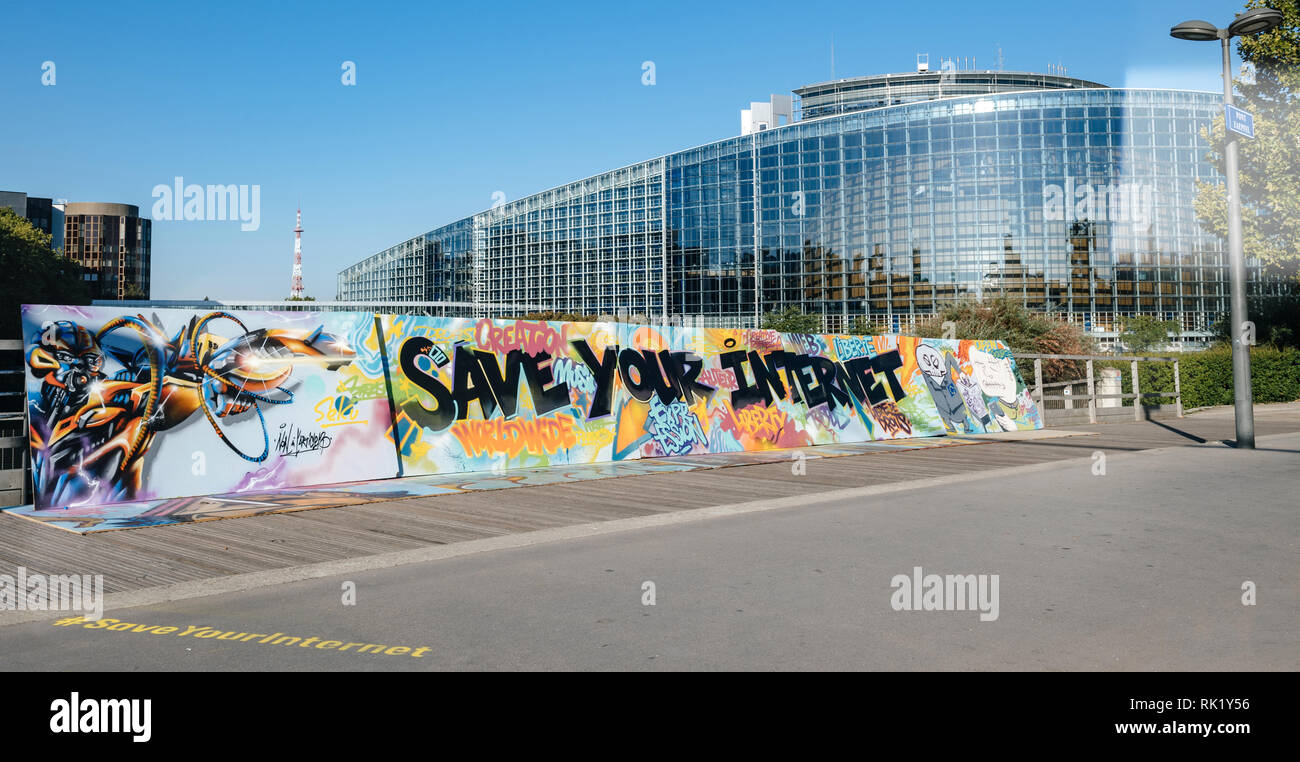 Straßburg, Frankreich - 12.September 2018: breites Bild des großen Protest banner Speichern Sie Ihre Internet mit dem Europäischen Parlament im Hintergrund Stockfoto