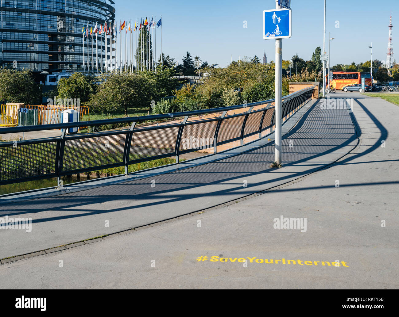 Straßburg, Frankreich - 12.September 2018: Speichern Sie Ihre Internet Graffiti mit Europäischen Parlaments Gebäude im Hintergrund Stockfoto