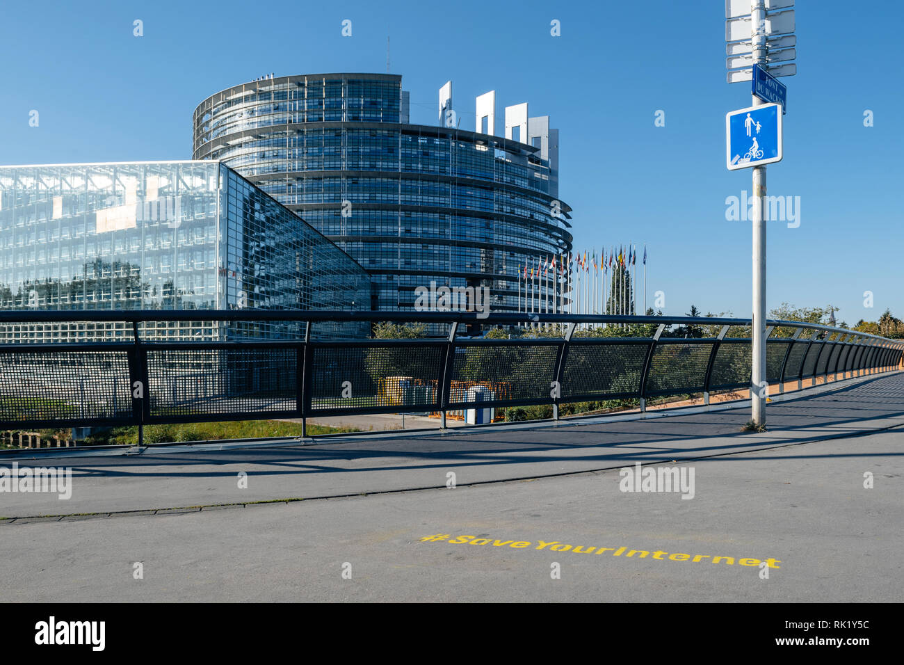 Straßburg, Frankreich - 12.September 2018: Speichern Sie Ihre Internet Graffiti mit Europäischen Parlaments Gebäude im Hintergrund Stockfoto