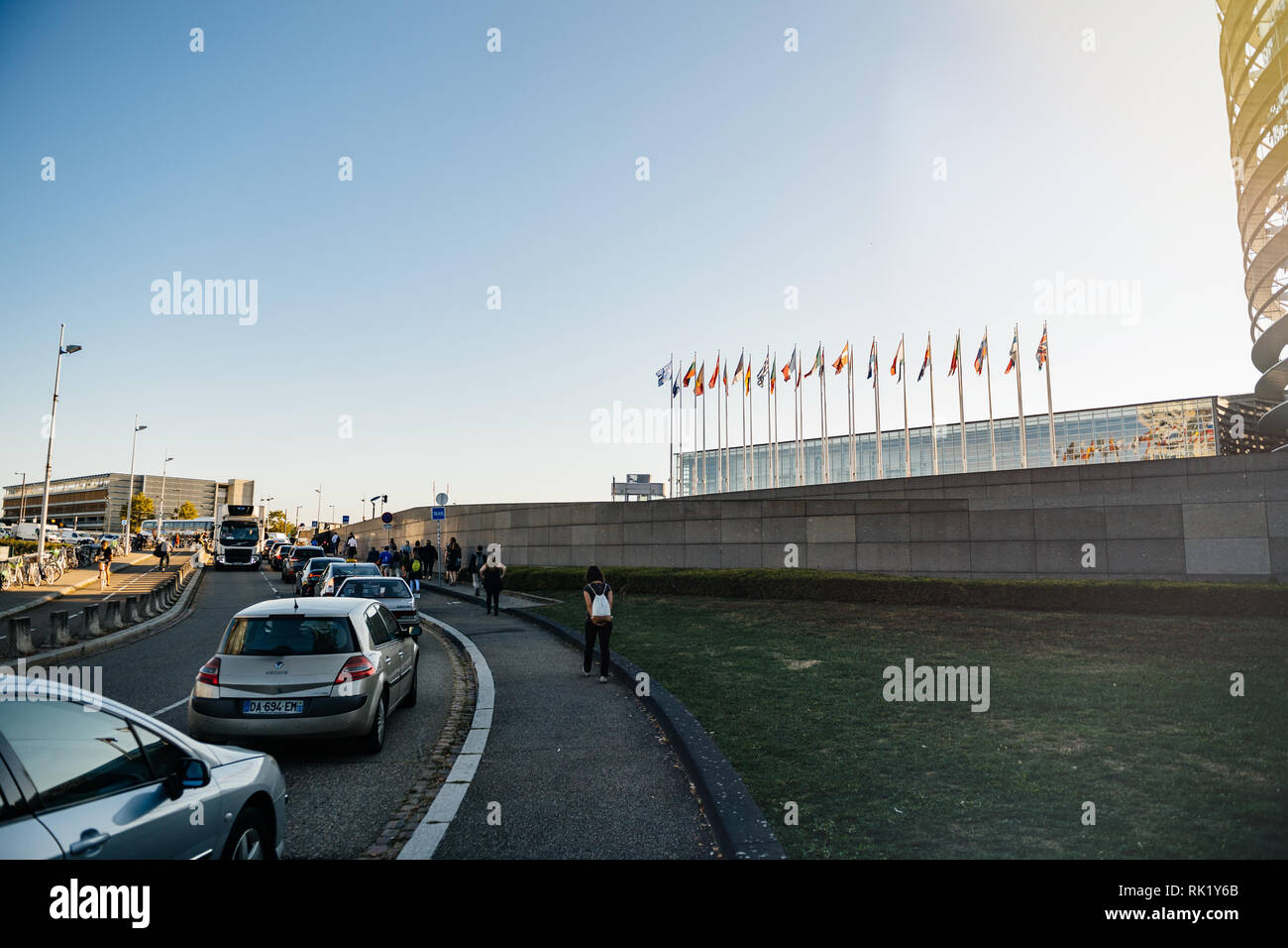 Straßburg, Frankreich - 12.September 2018: Ansicht der Rückseite des Menschen, die in den frühen Morgenstunden des Europäischen Parlaments in Straßburg zu arbeiten Stockfoto