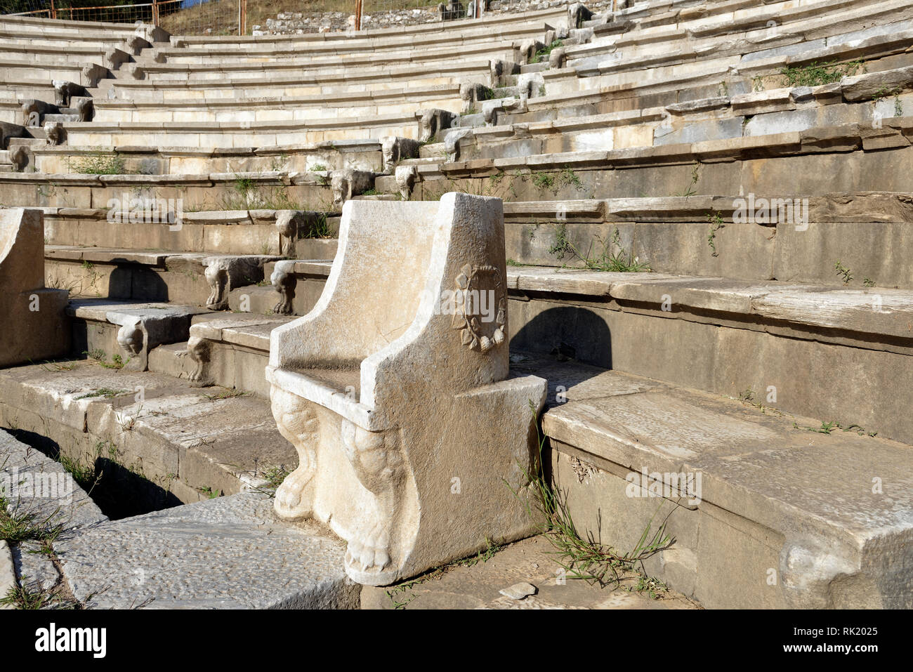 Wie Sitz Proedria - Thron der Ehre, hellenistische Theater der Metropole, Ionia, Türkei. Das gut erhaltene Theater wurde komplett in der Erde begraben unt Stockfoto