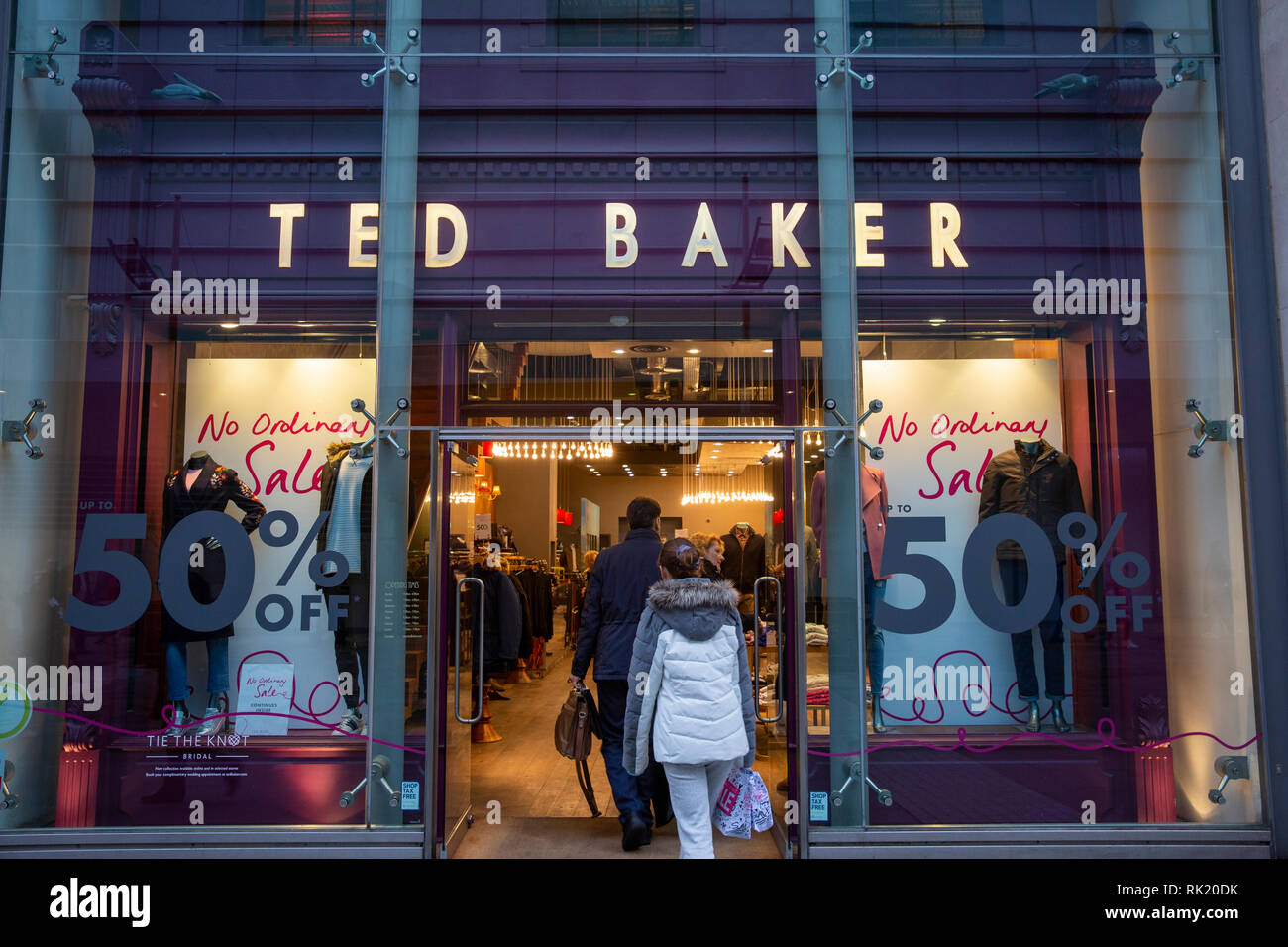 Ted Baker Bekleidungsgeschäft in der New Cathedral Street, Manchester City Centre, England mit 50 % Rabatt auf Neujahrsverkauf Stockfoto