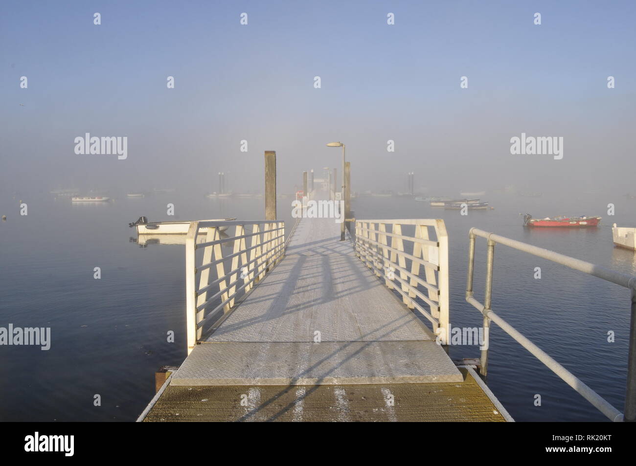 Ein frostiger Morgen auf den Pontons an der West Mersea, mersea Island, Essex, England, Großbritannien Stockfoto