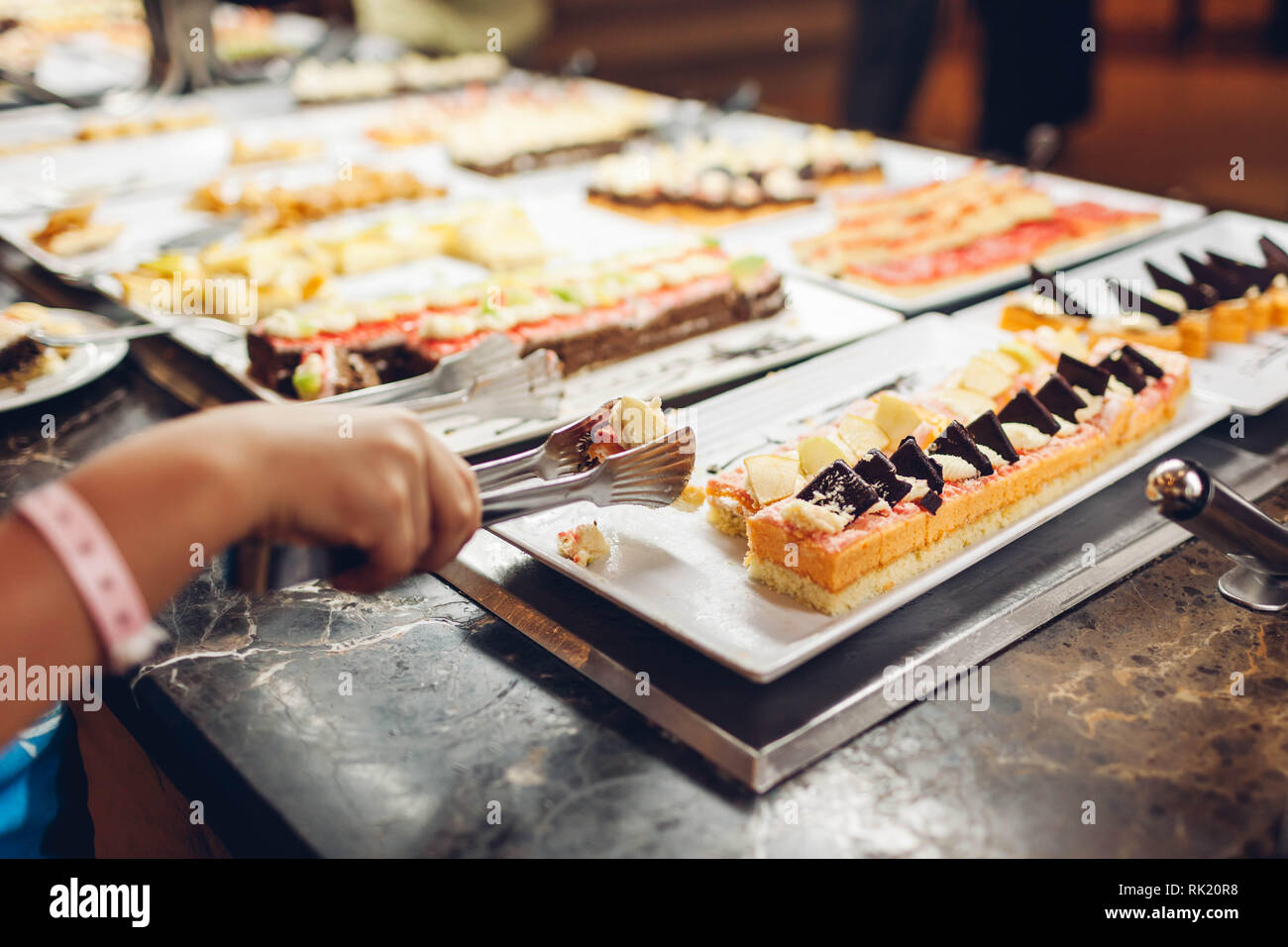 Sortiment an frischen Desserts im Hotel Frühstücksbuffet angezeigt. Auswahl an Kuchen in der Kantine bereit für Abendessen Stockfoto