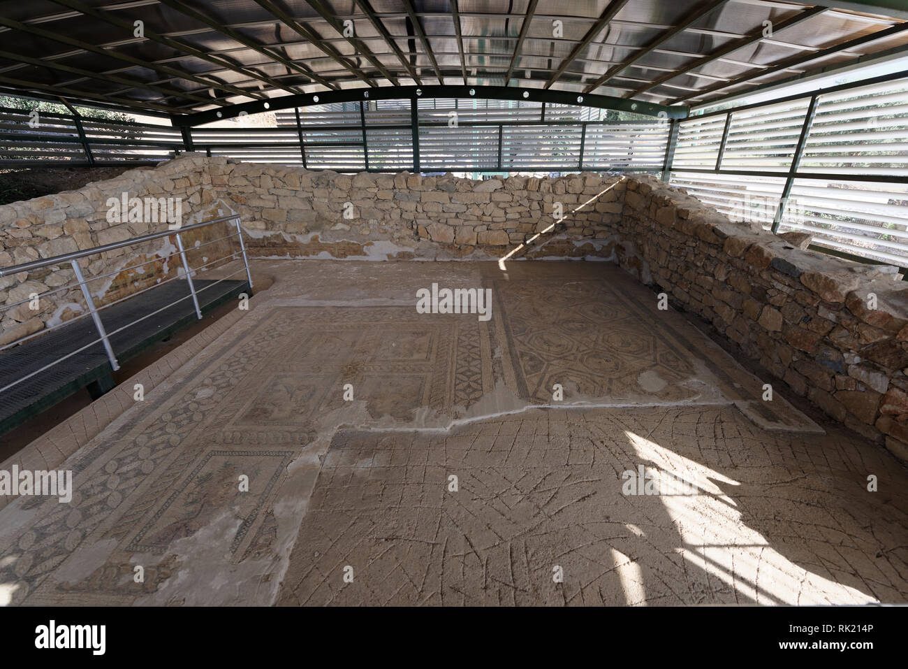 Mosaik Halle mit einem großen Mosaikboden aus der römischen Zeit, Metropolis, Ionia, Türkei. Das Mosaik mit Dionysos und seiner Frau Ariadne su Stockfoto