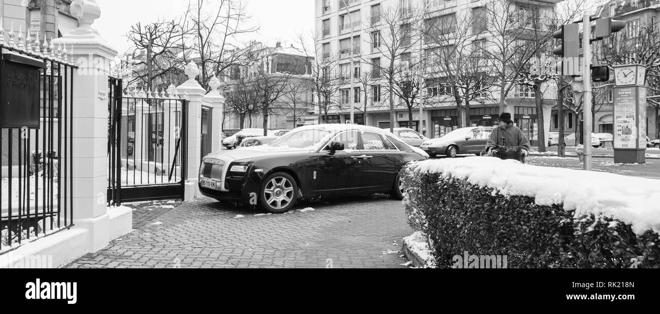 Straßburg, Frankreich - Mar 18, 2018: breites Bild der neuen Luxus Rolls-Royce Limousine schwarz silber Auto auf Französische Allee de la Robertsau Vorbereitung parken - schwarz-weiß Bild eingeben Stockfoto