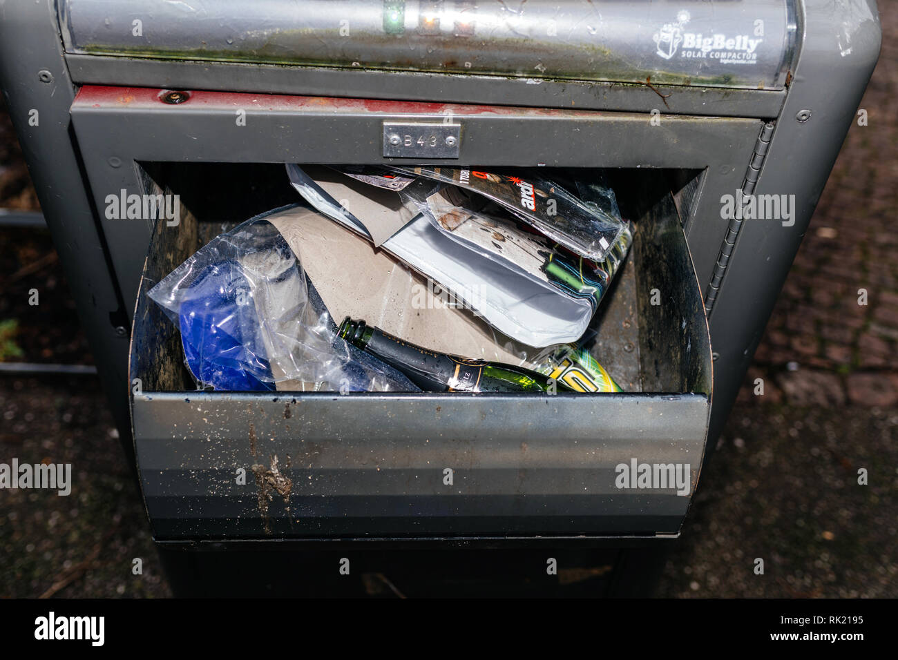Ein BigBelly solar Müllpresse (Straße Mülltonne) in Boston, Massachusetts,  USA Stockfotografie - Alamy