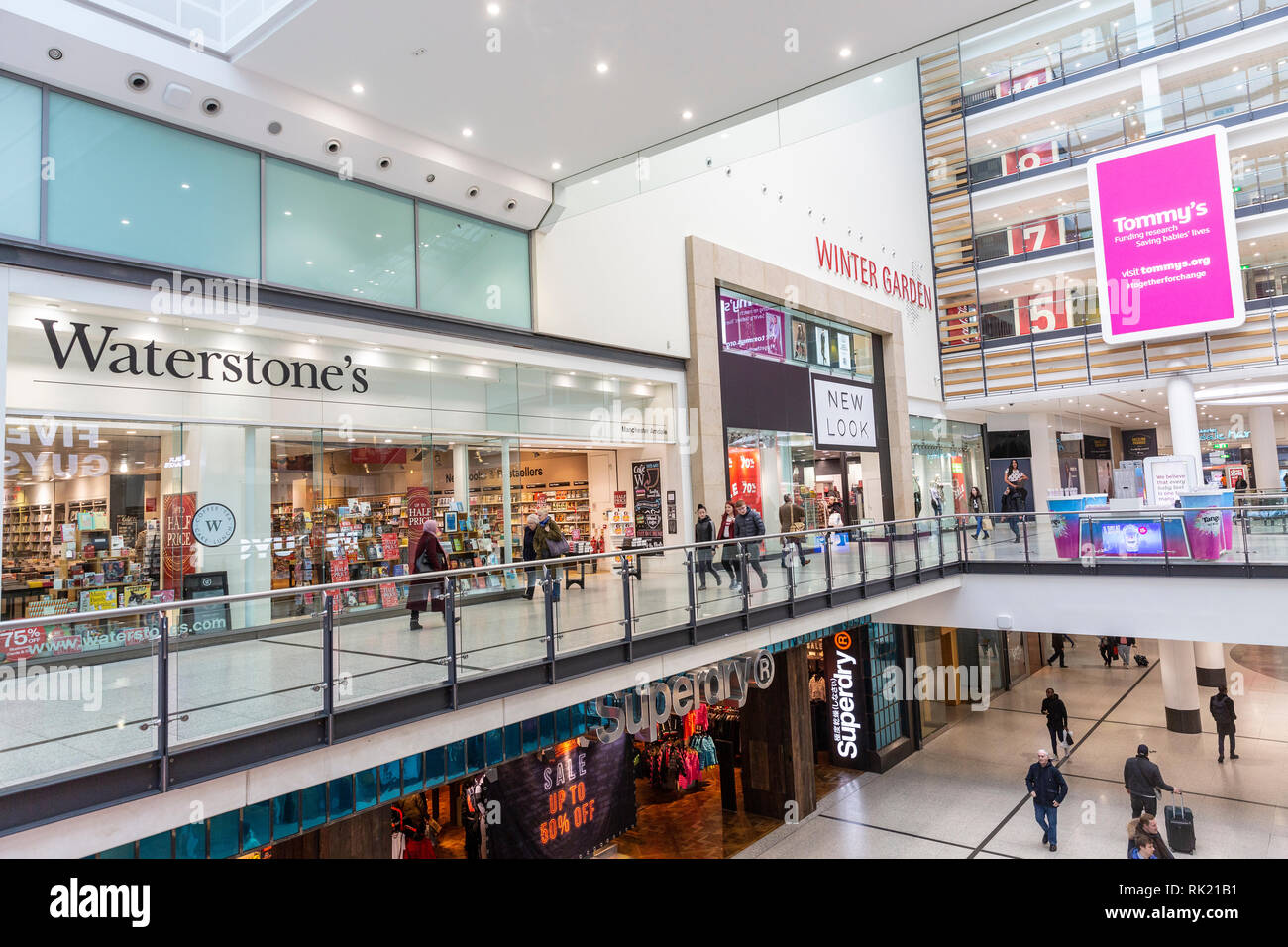 Arndale Einkaufszentrum im Stadtzentrum von Manchester mit Waterstones Buchladen, England, Großbritannien Stockfoto