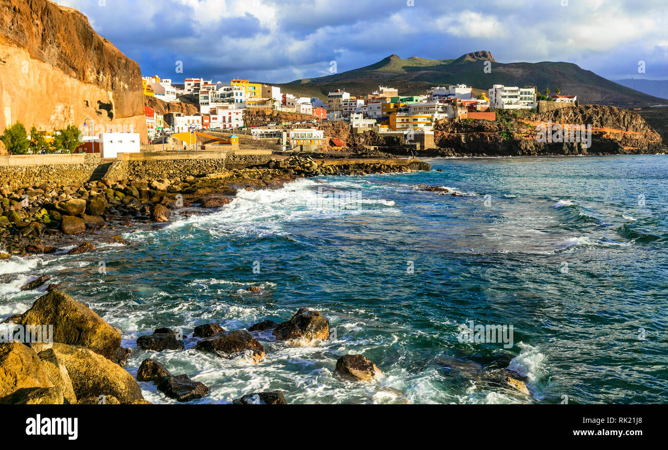 Schöne Puerto de Sardina Dorf, mit Blick auf das Meer, Häuser und Berge, Gran Canaria, Spanien. Stockfoto