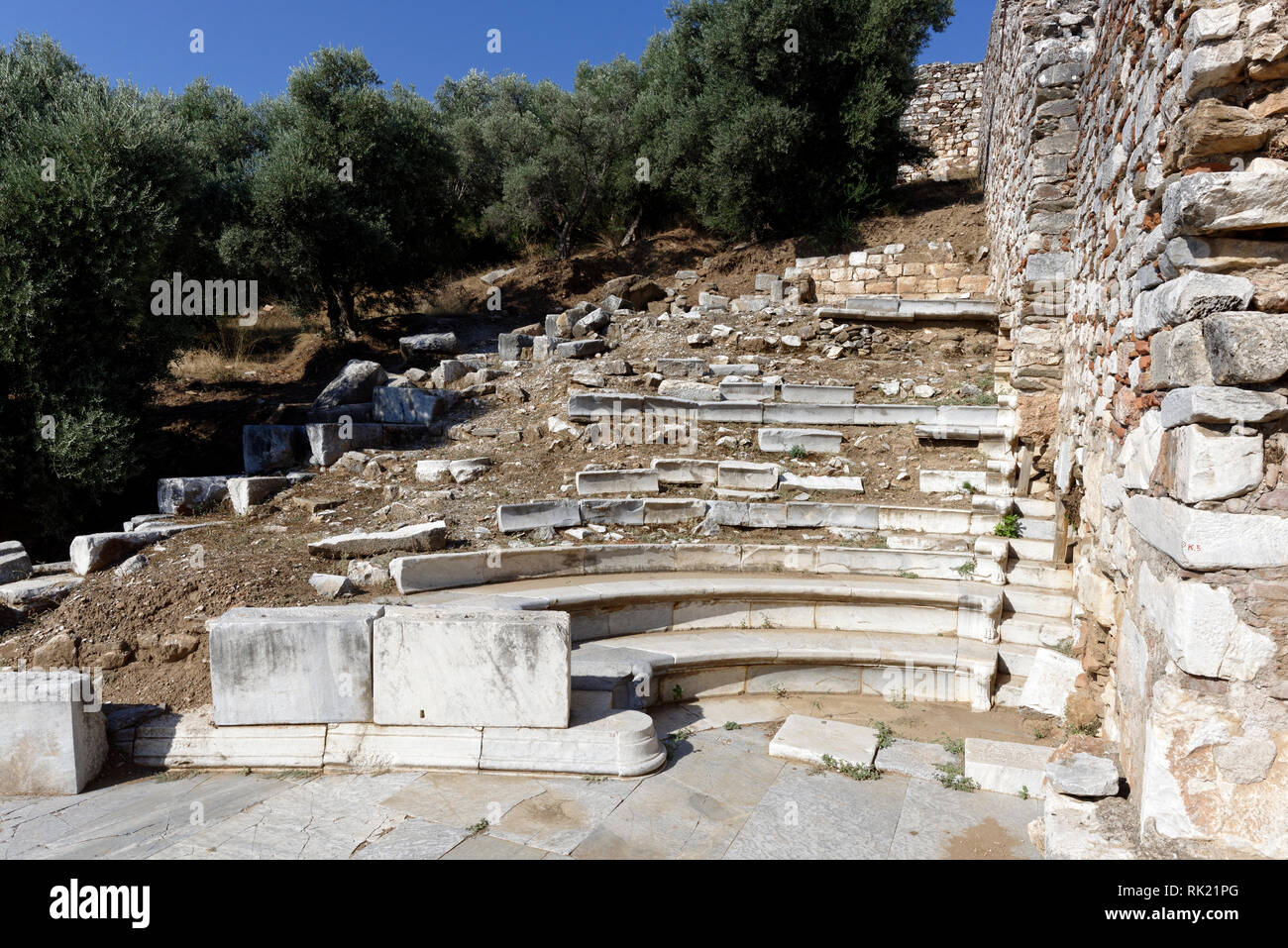 Abschnitt des Bouleuterion Hufeisen förmige Sitzecke mit kunstvoll geschnitzten Lion-Fuß-Halterungen und der Treppe, Metropolis, Ionia, Türkei. Der Boule Stockfoto