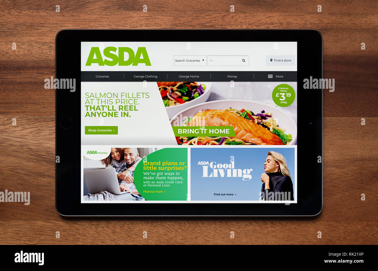 Die Website von Asda wird gesehen auf einem iPad Tablet, der ruht auf einem Holztisch (nur redaktionelle Nutzung). Stockfoto