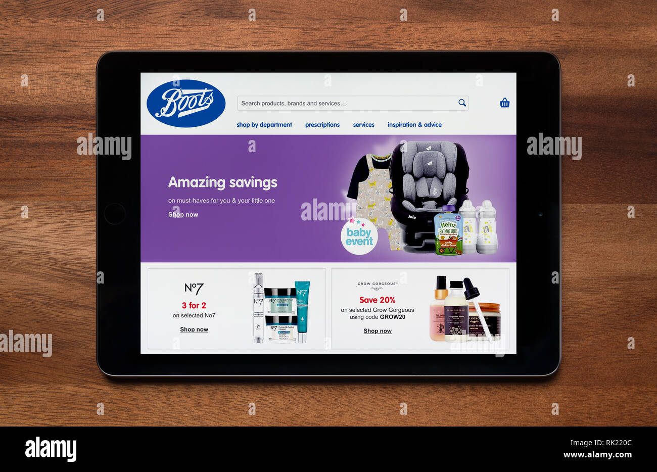 Die Website der Stiefel ist gesehen auf einem iPad Tablet, der ruht auf einem Holztisch (nur redaktionelle Nutzung). Stockfoto
