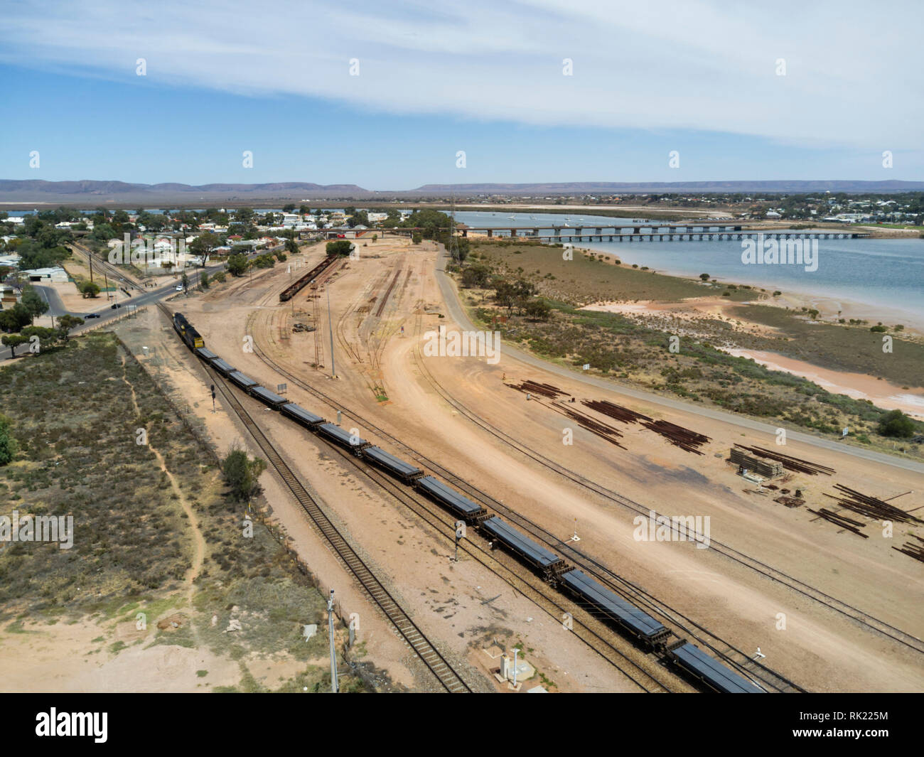 Antenne der Güterzug verlassen Spencer Kreuzung Rail Yard Port Augusta South Australia Stockfoto