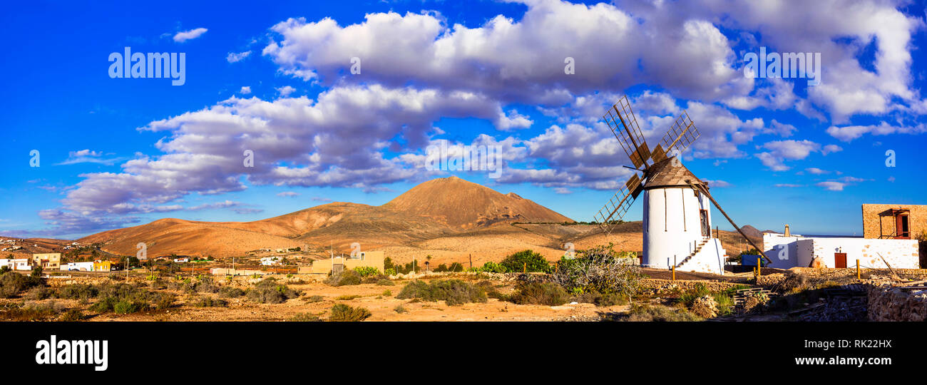 Traditionelle Windmühle und moun enthält in tefia Dorf, Fuerteventura, Spanien. Stockfoto