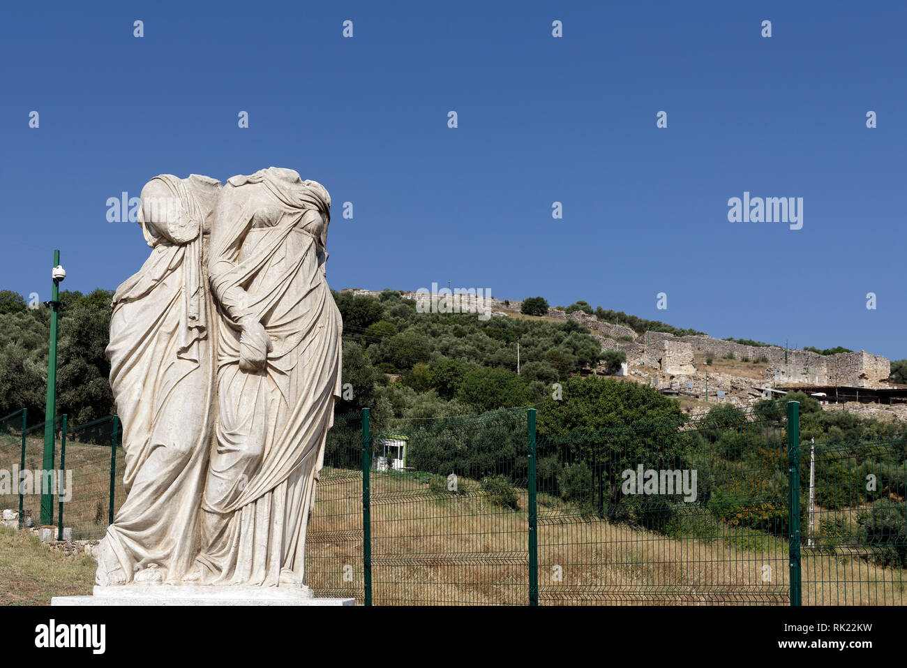 Website Eingang statue Gruppe von zwei Mädchen, welche eine Kopie vom Ende der Hellenistischen Periode 2. bis 1. Jahrhundert v. Chr., Metropolis, Ionia, Türkei. Die Stockfoto